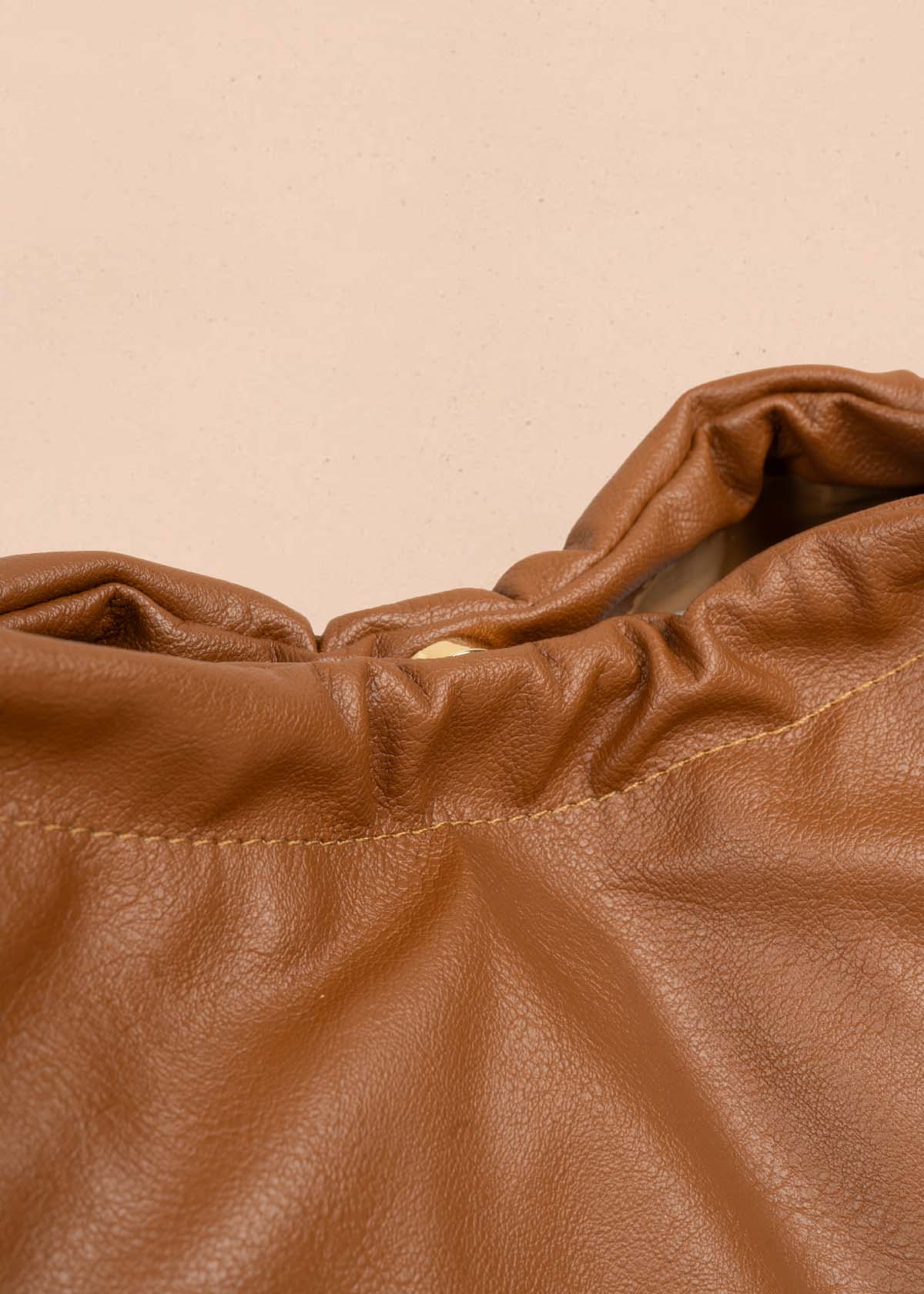 Bolso cartera color camel con cadena 105566