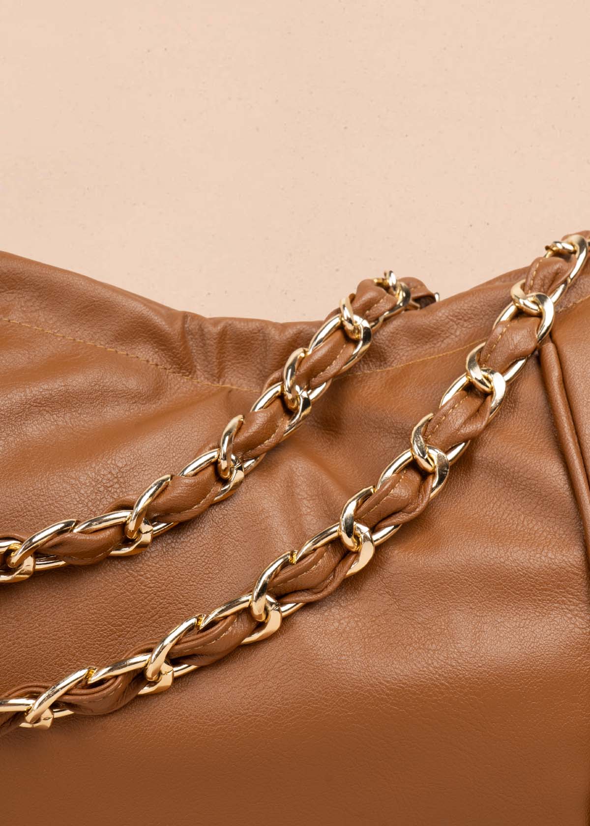 Bolso cartera color camel con cadena 105566