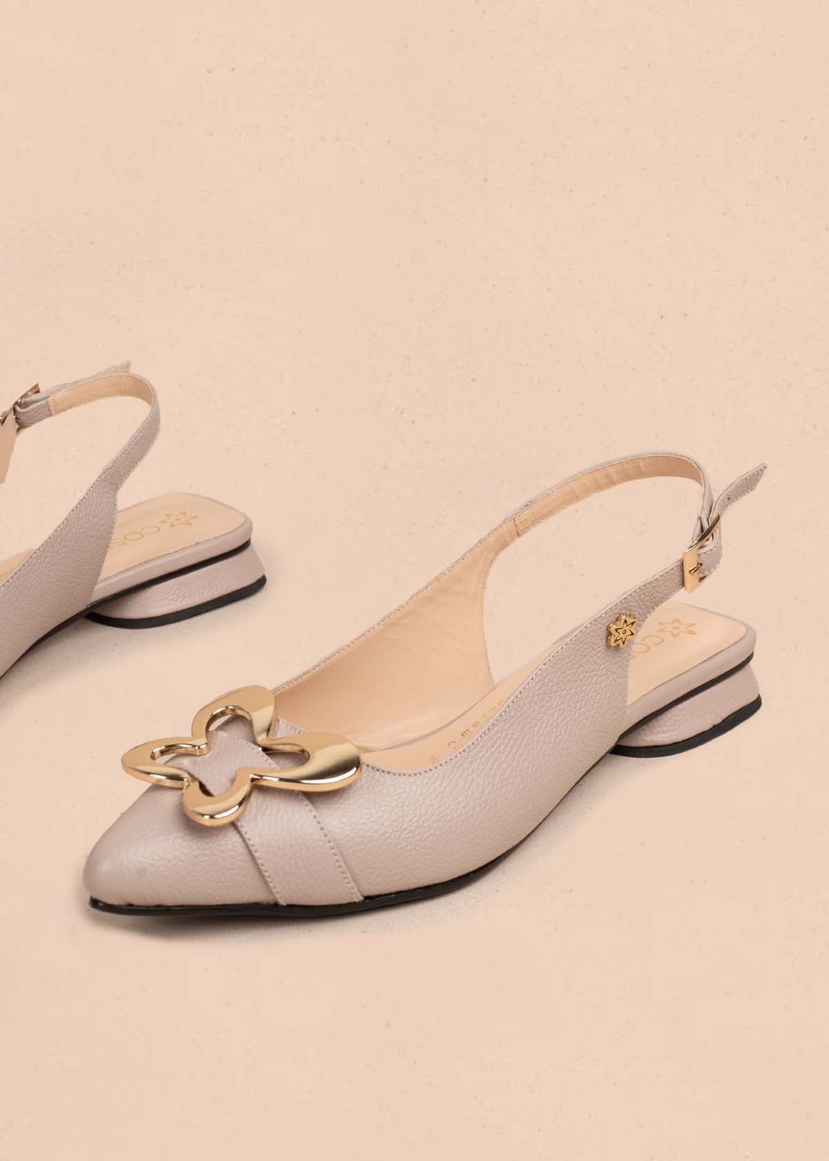 Tacones trabilla en cuero color taupe con herraje dorado 105574