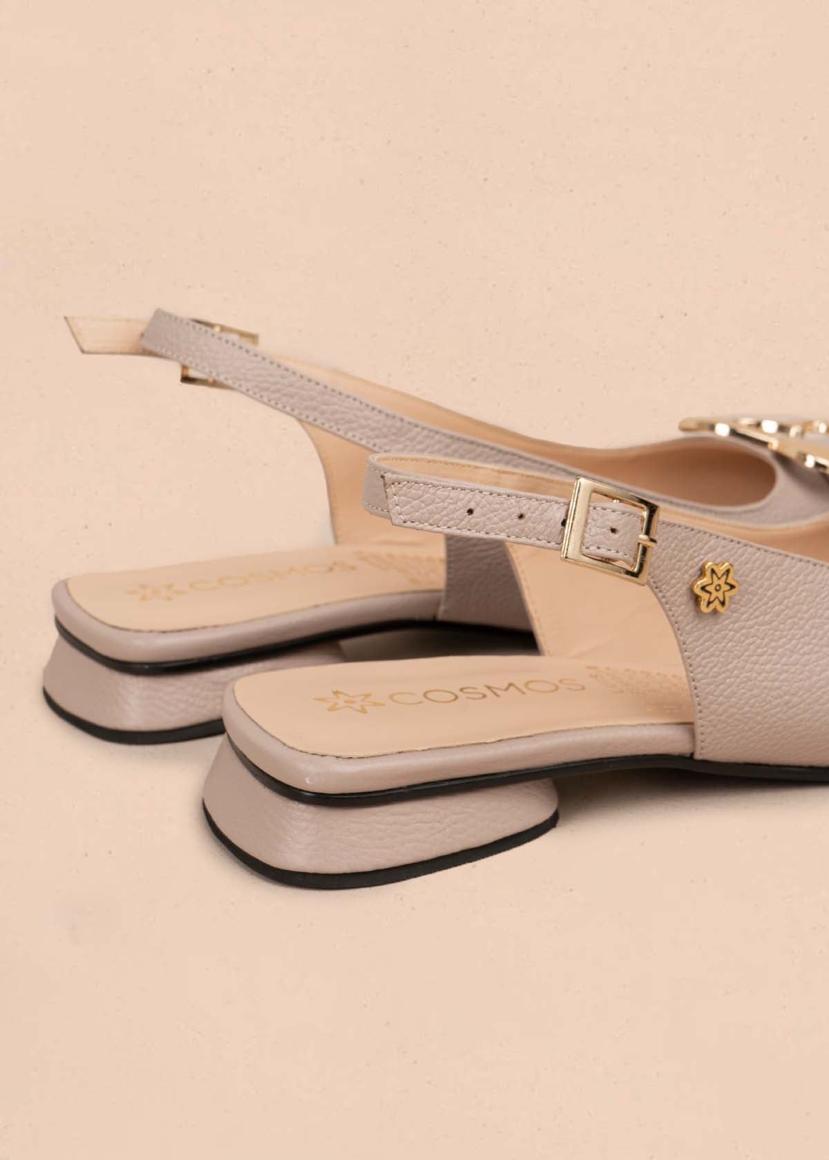 Tacones trabilla en cuero color taupe con herraje dorado 105574