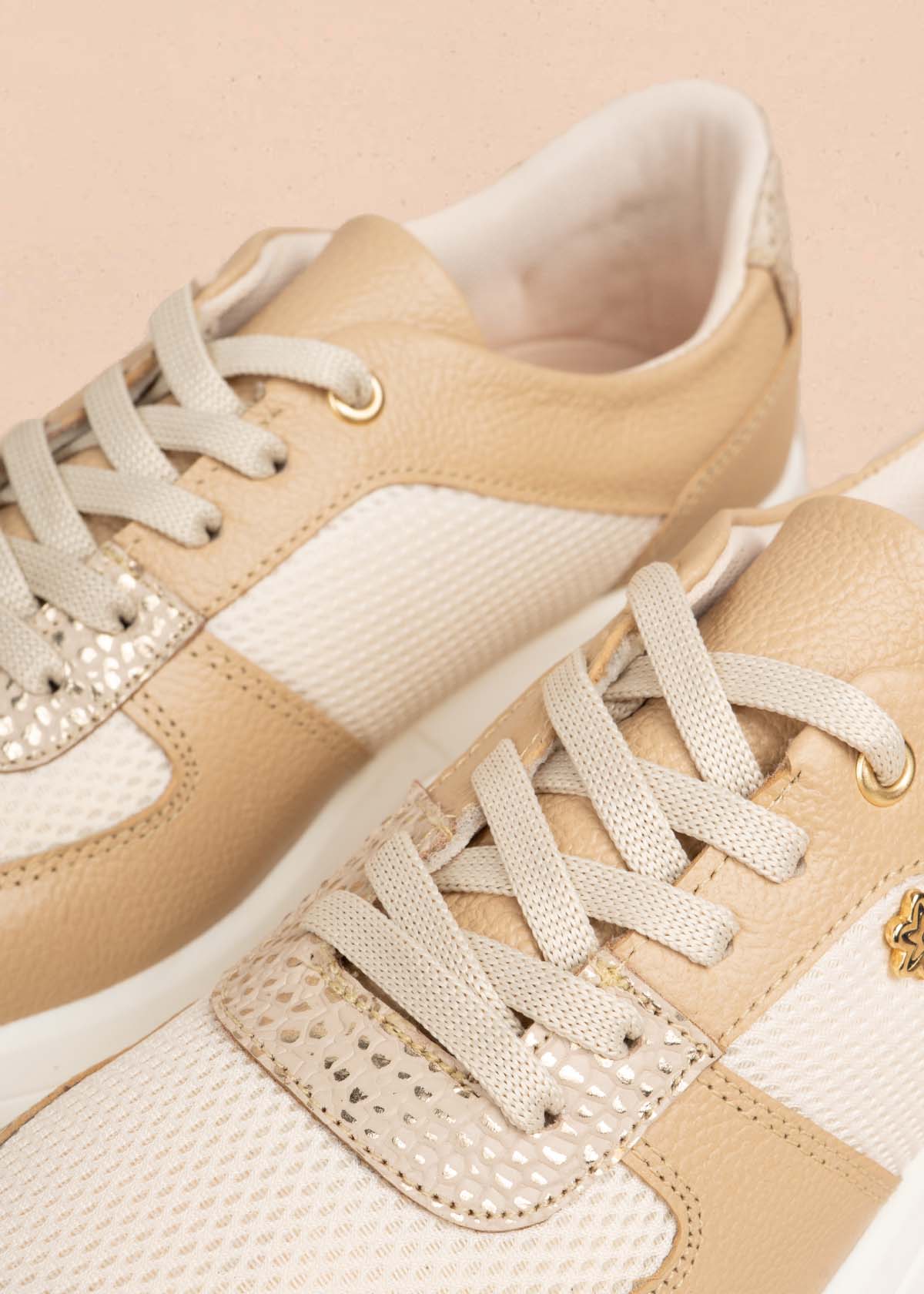 Tenis casuales en cuero color beige con folia 105592