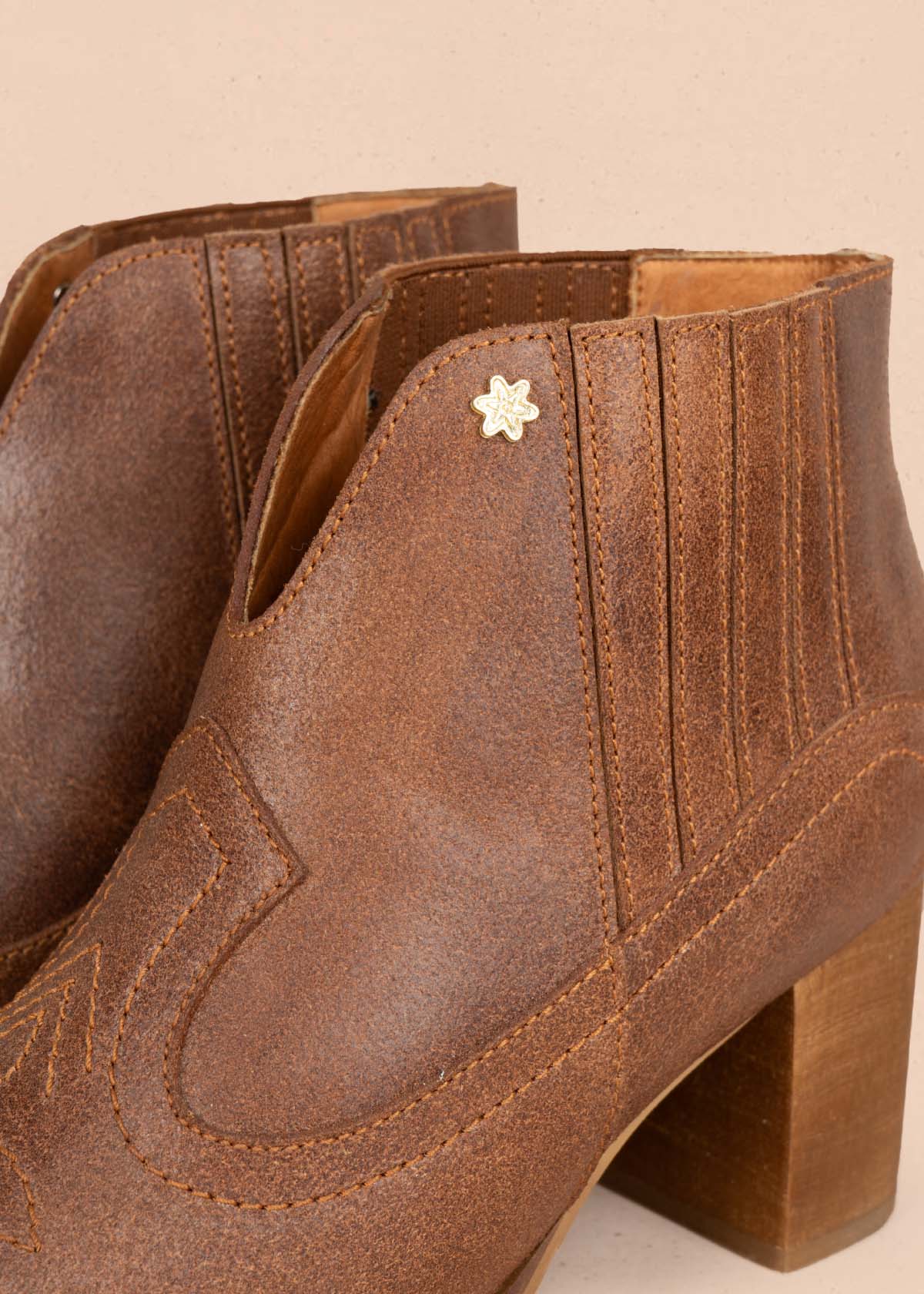 Botines en cuero color miel con bordado de flor 105599