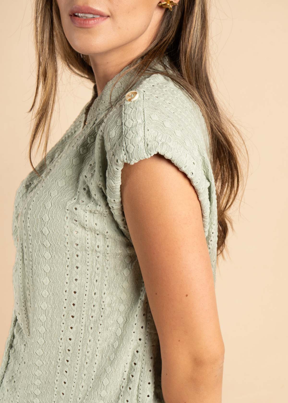 Blusa color verde con ojalillo 105603
