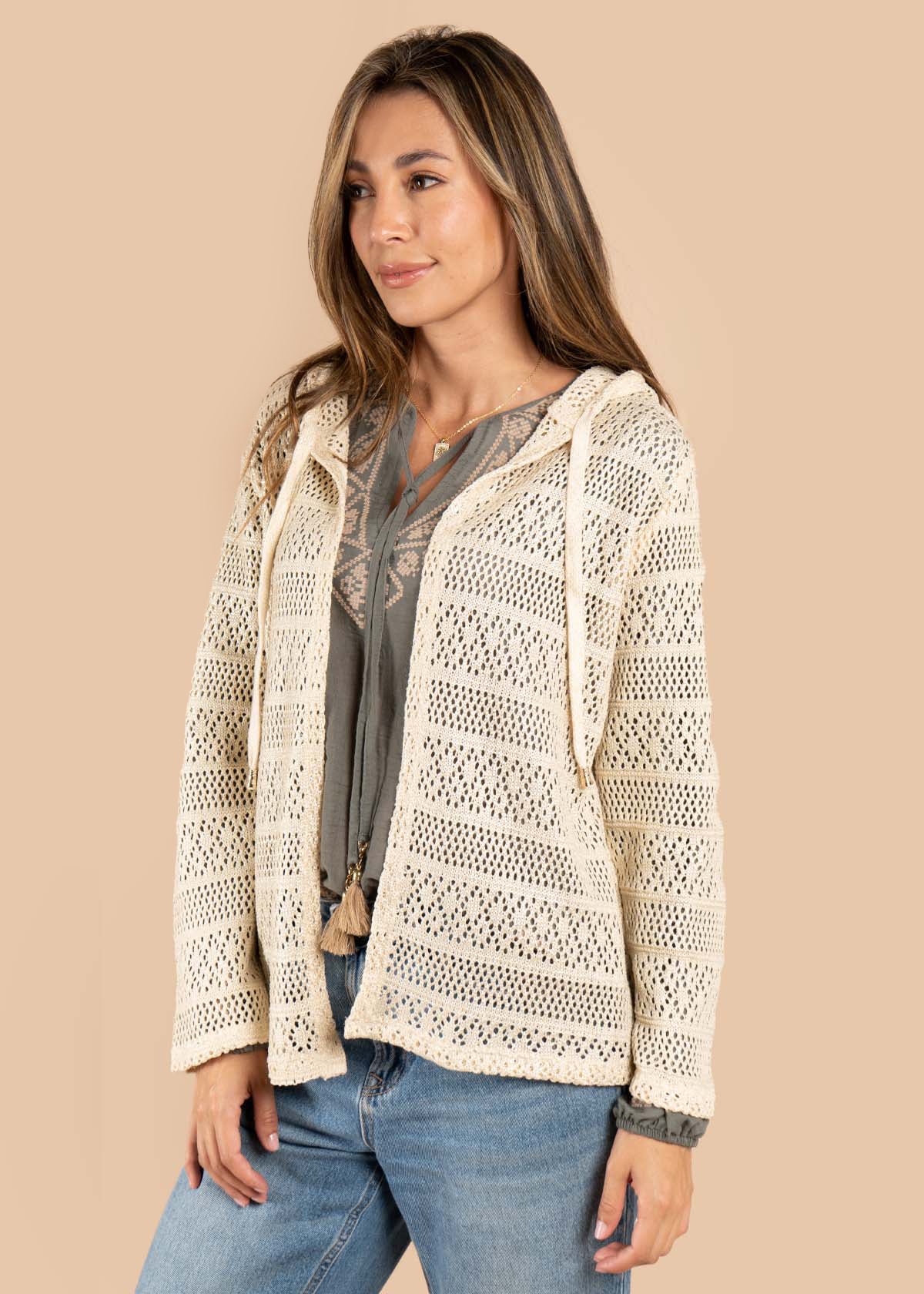 Chaqueta color arena con ojalillo 105607