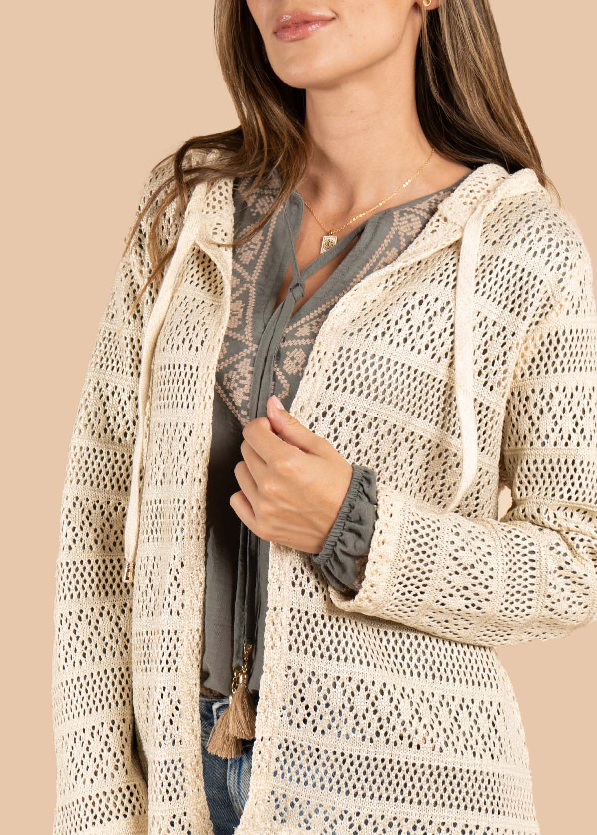 Chaqueta color arena con ojalillo 105607