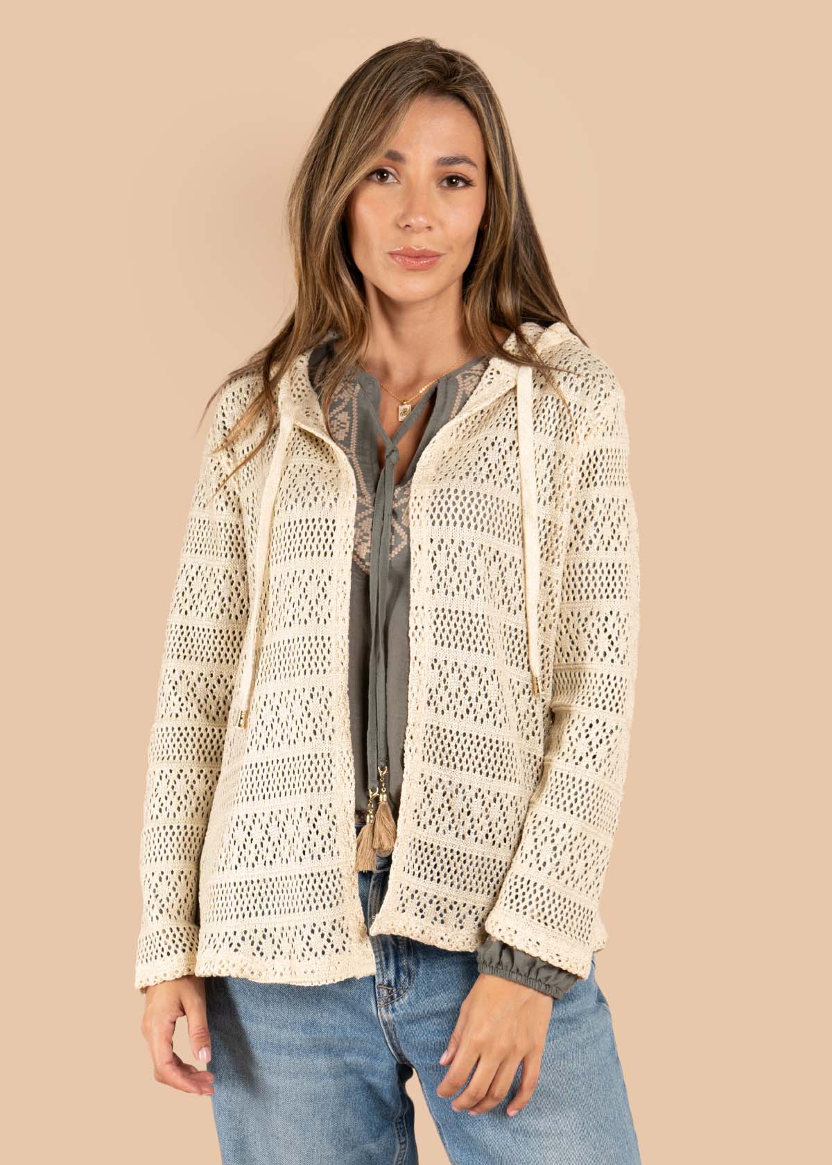 Chaqueta color arena con ojalillo 105607
