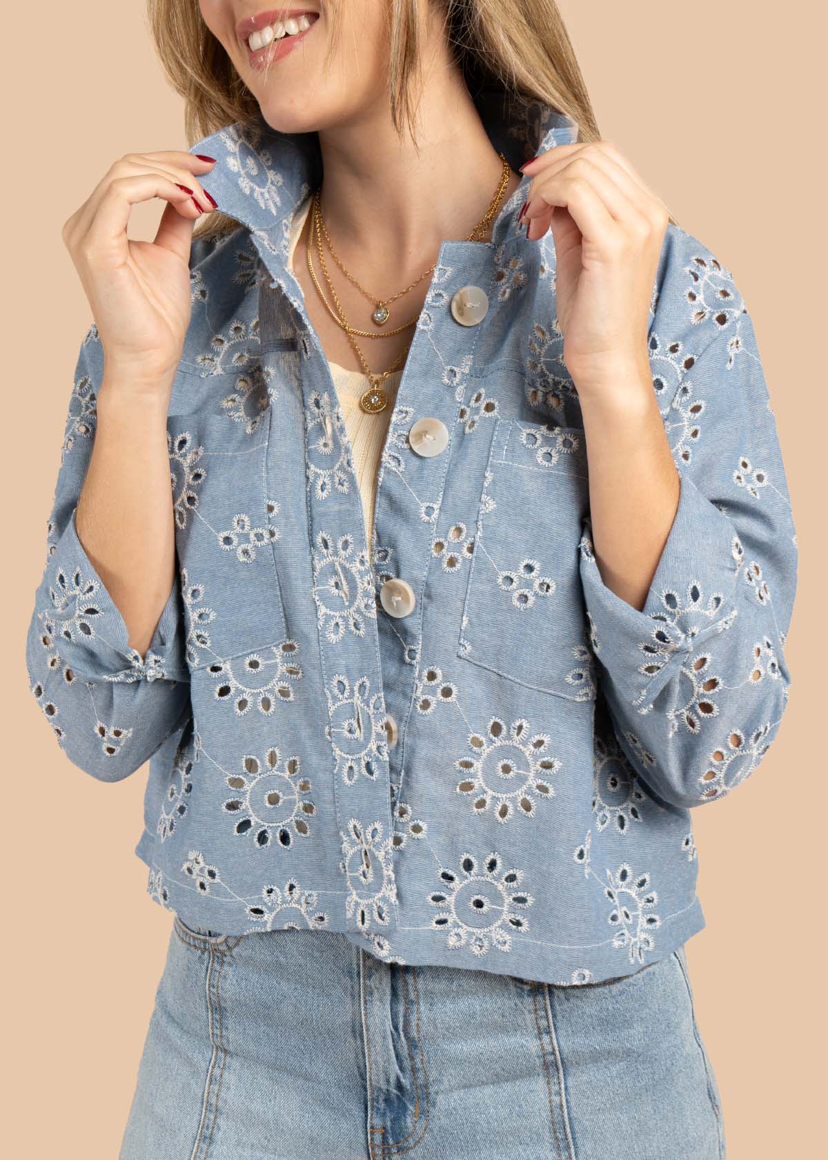Chaqueta color azul con ojalillo y bordado 105609