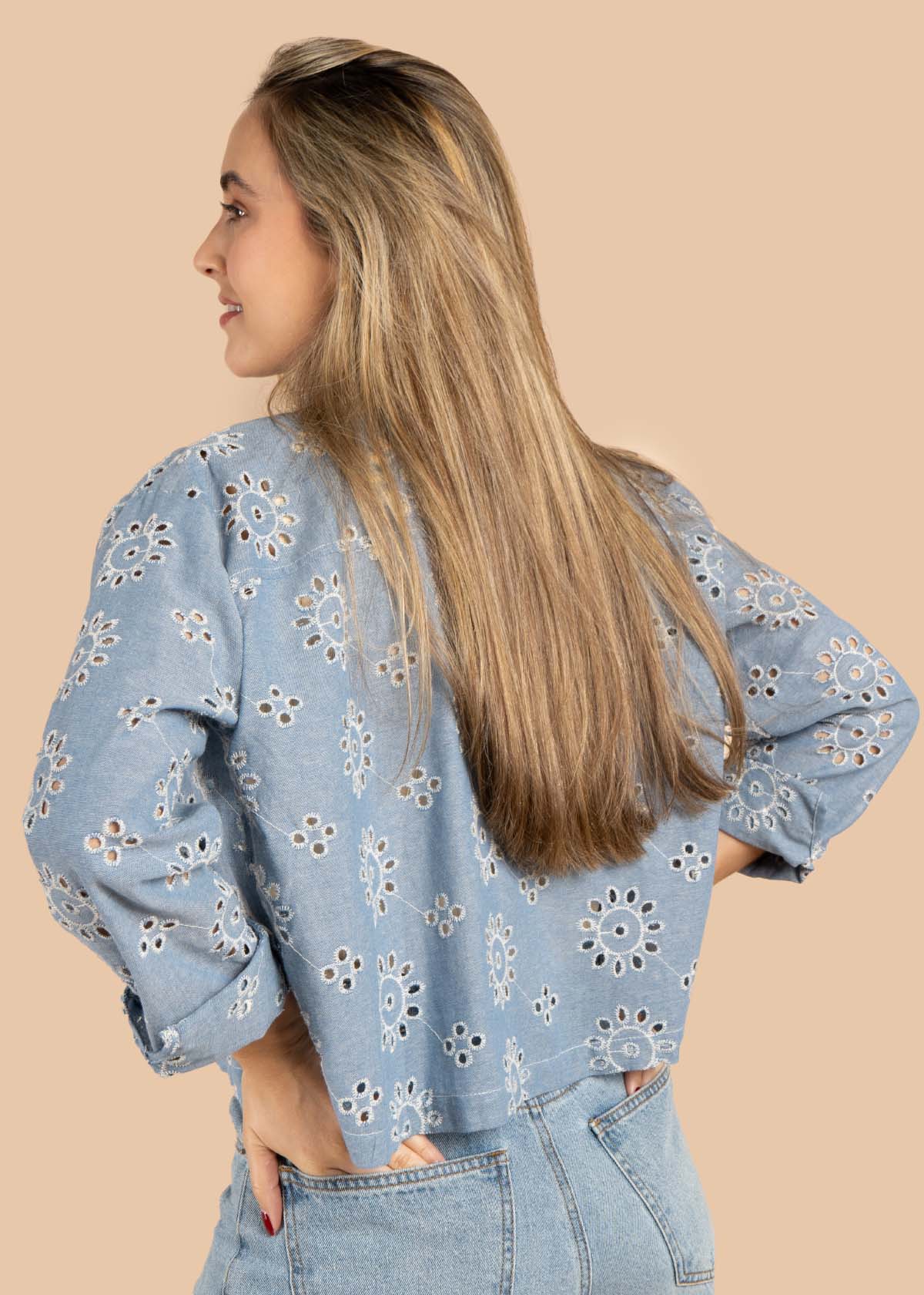 Chaqueta color azul con ojalillo y bordado 105609