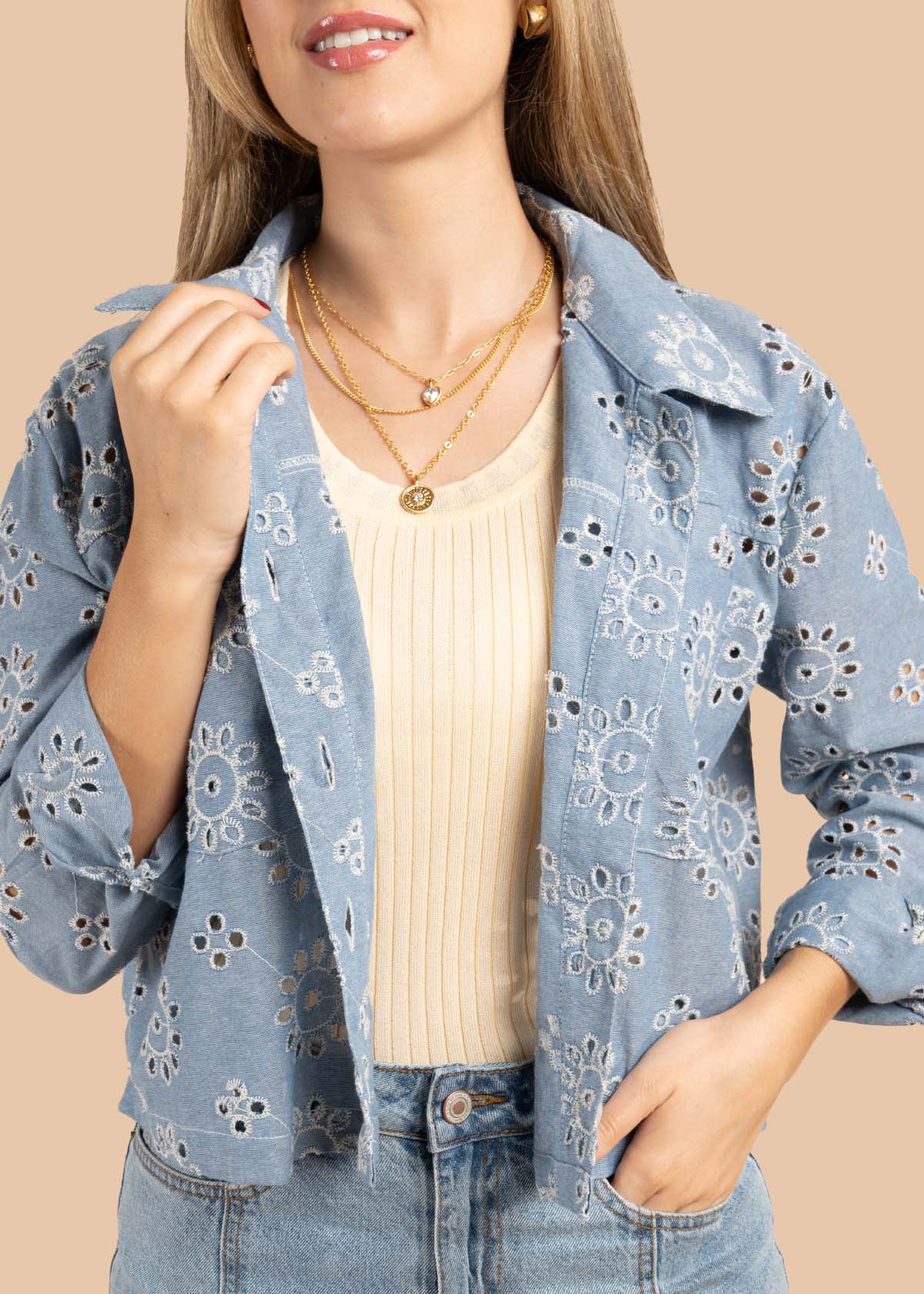 Chaqueta color azul con ojalillo y bordado 105609