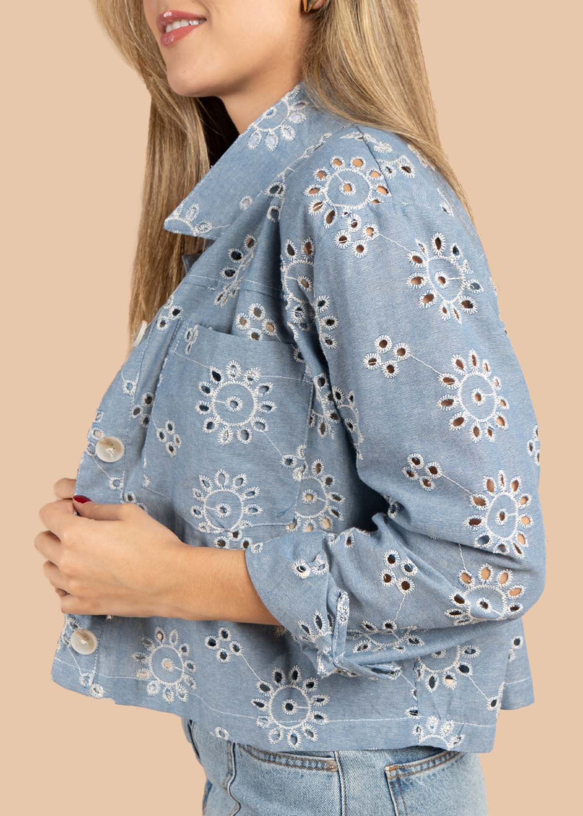 Chaqueta color azul con ojalillo y bordado 105609