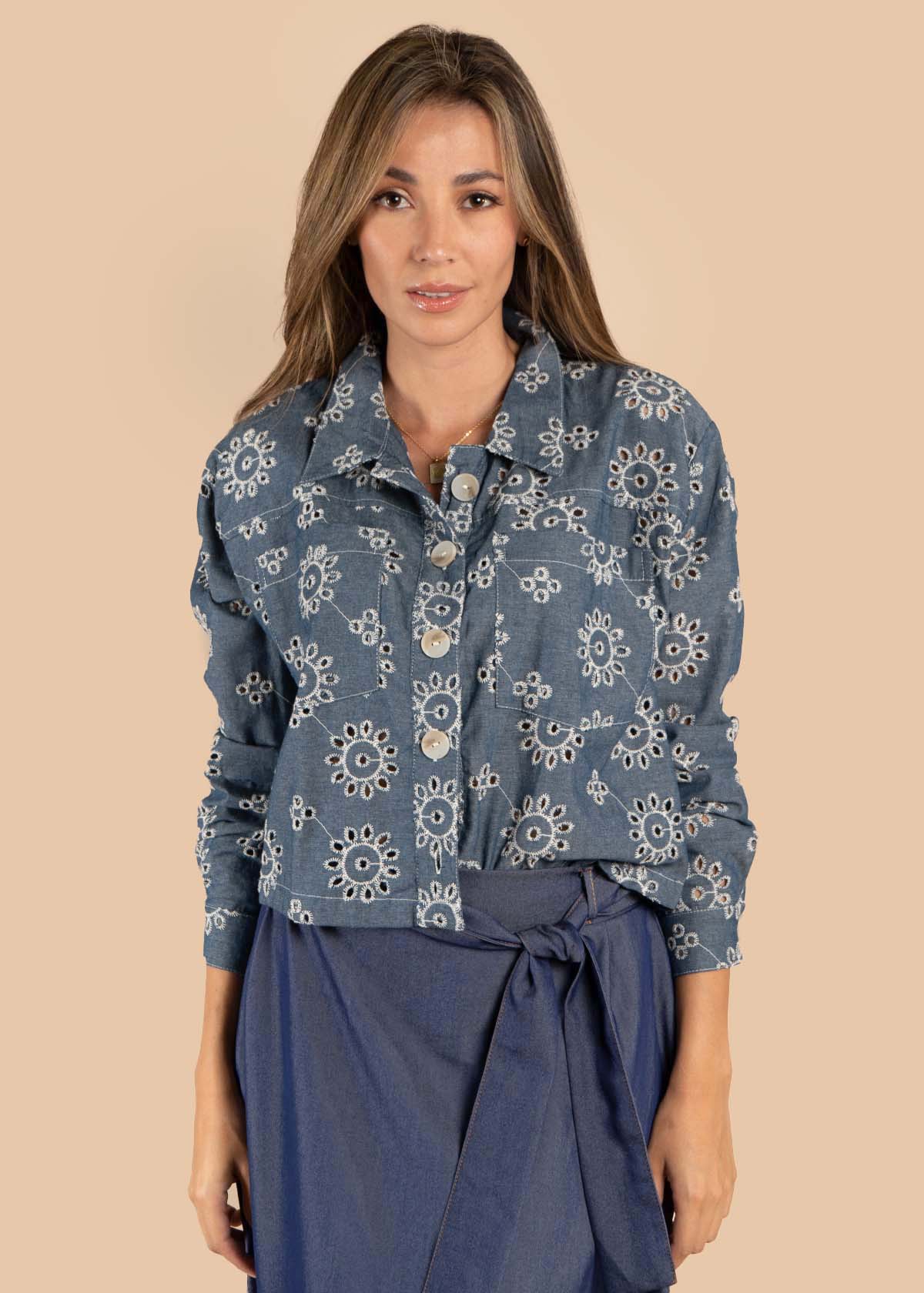 Chaqueta color azul oscuro con ojalillo y bordado 105609