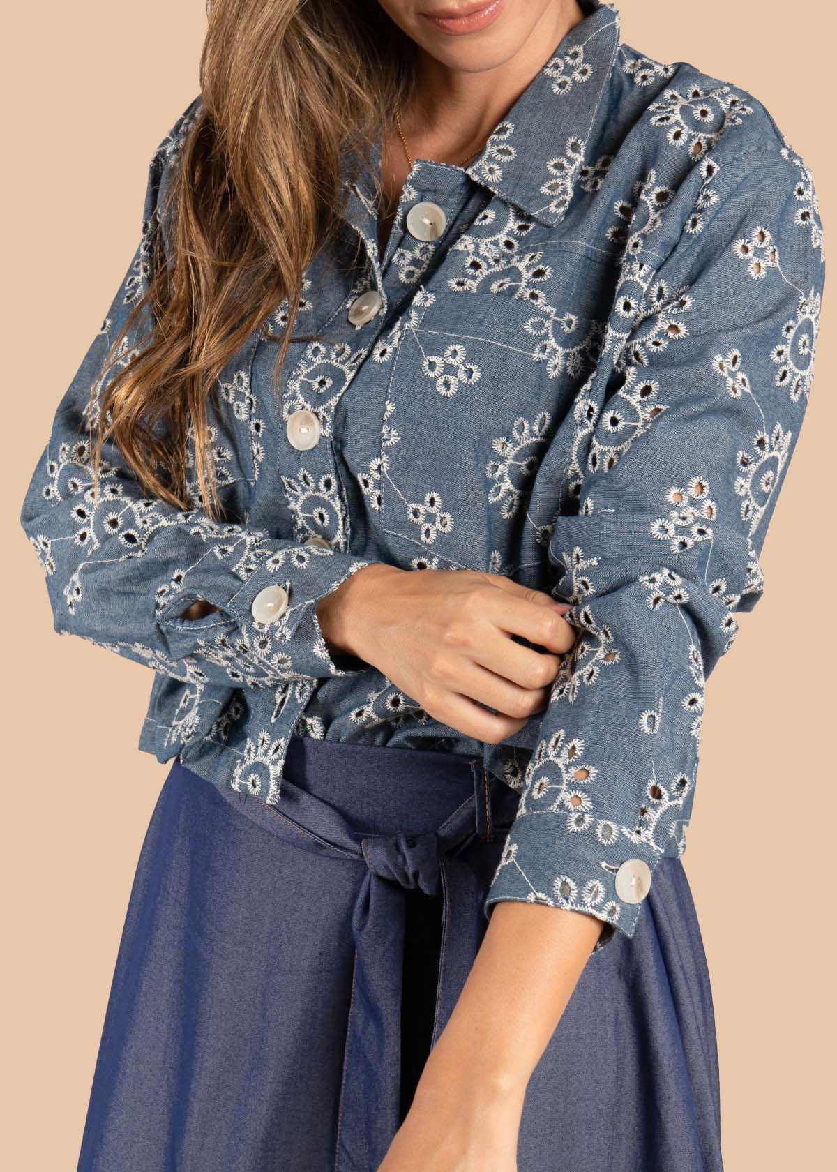 Chaqueta color azul oscuro con ojalillo y bordado 105609