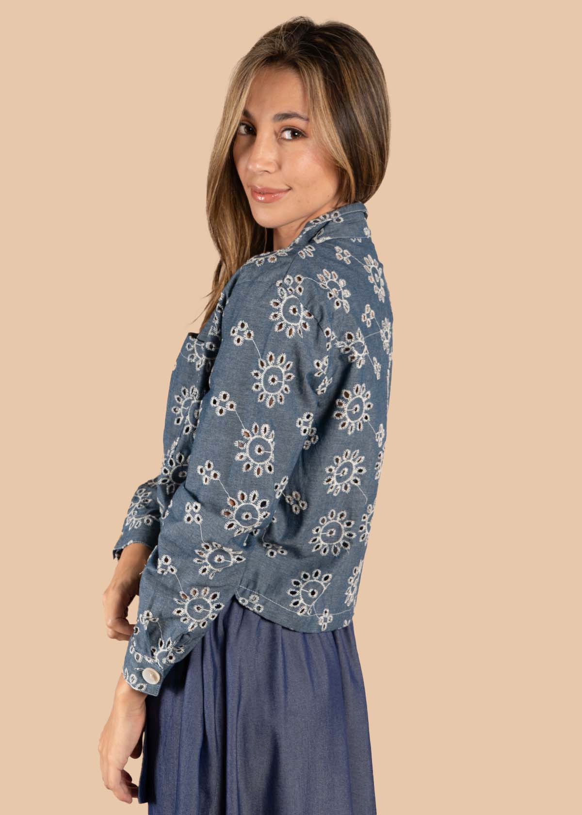 Chaqueta color azul oscuro con ojalillo y bordado 105609