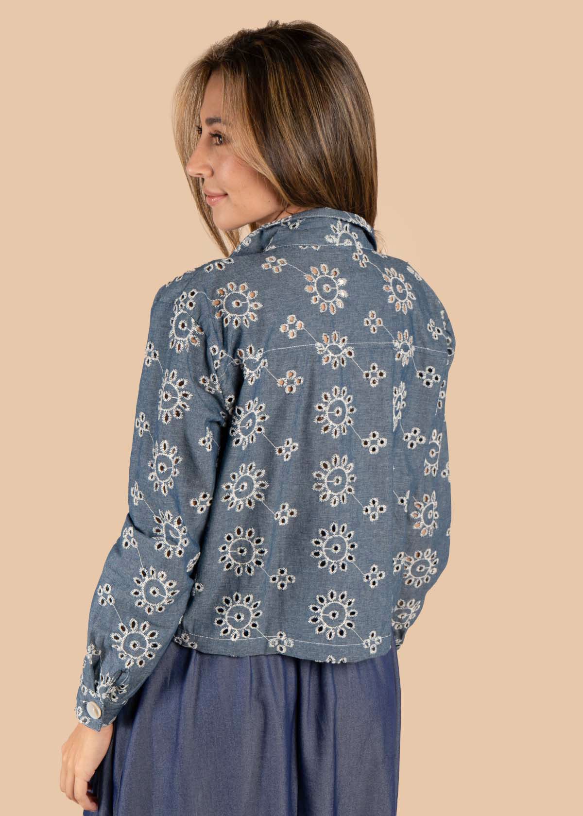 Chaqueta color azul oscuro con ojalillo y bordado 105609