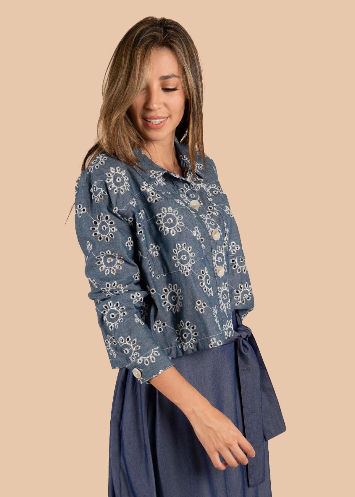 Chaqueta color azul oscuro con ojalillo y bordado 105609