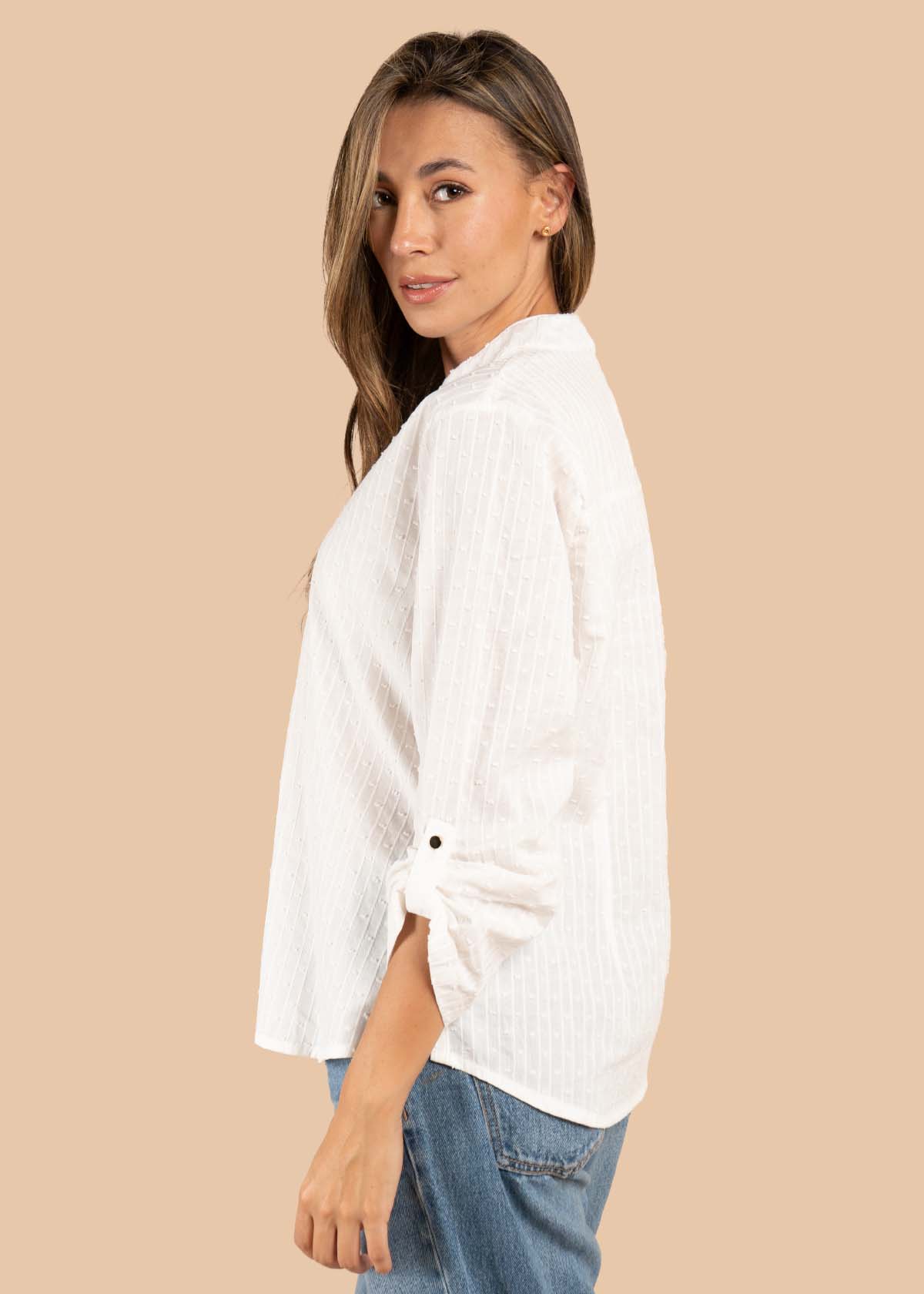 Blusa color blanco con cuello V 105614