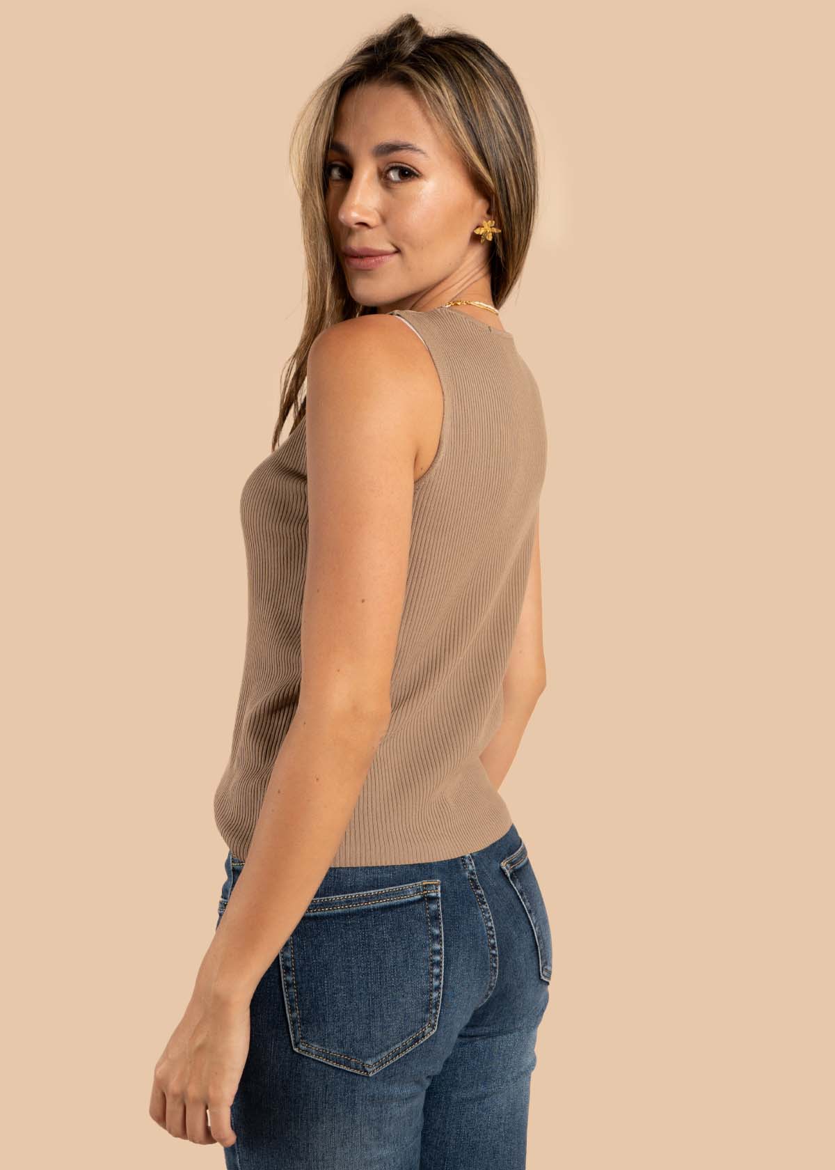 Camiseta color café con herraje circular 105700