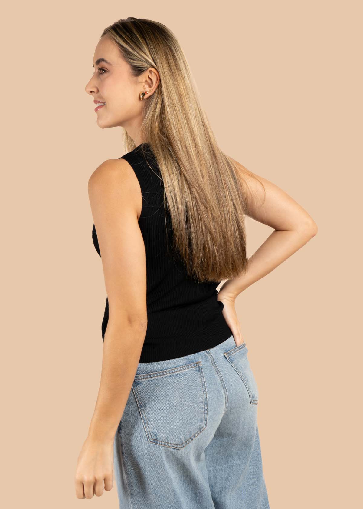 Camiseta color negro con herraje circular 105700