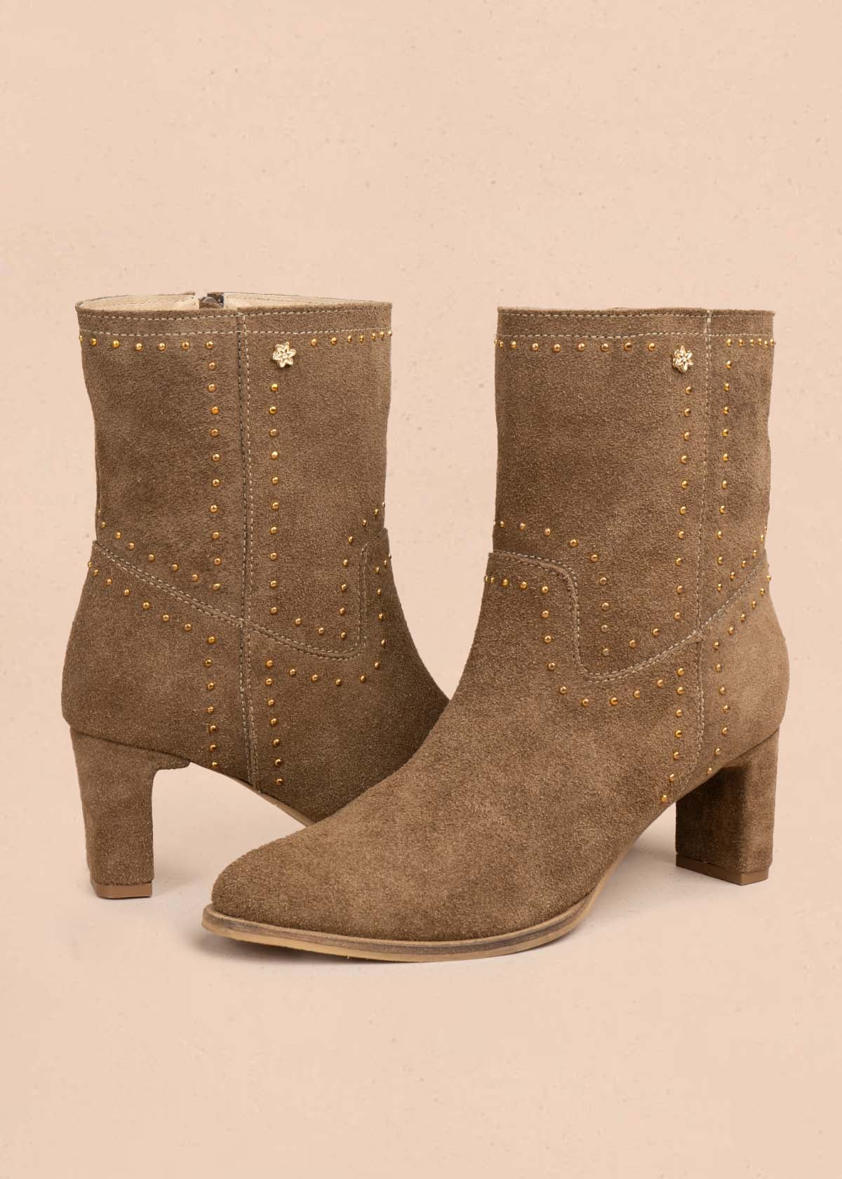 Botas en cuero color arena con taches 105710