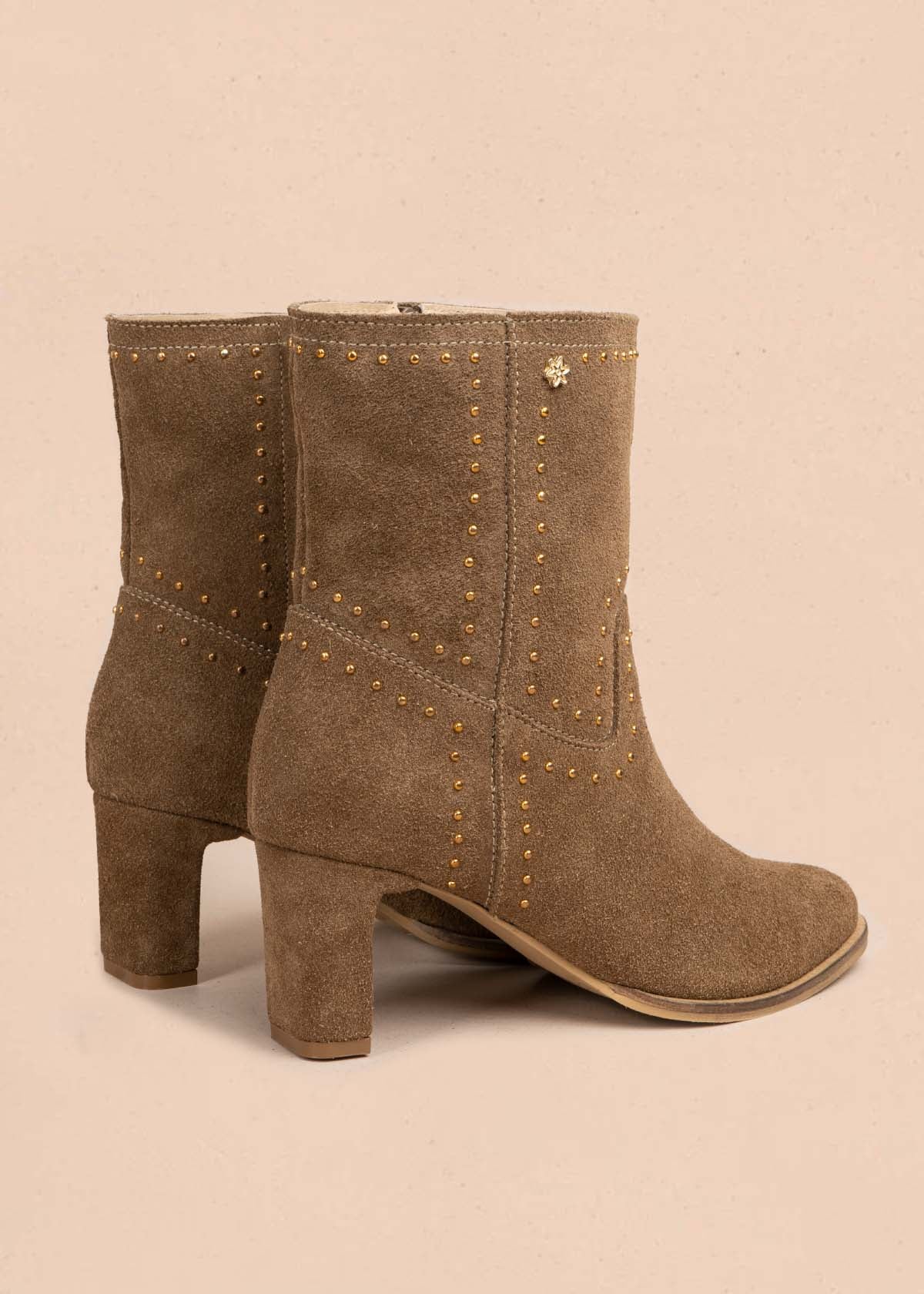 Botas en cuero color arena con taches 105710