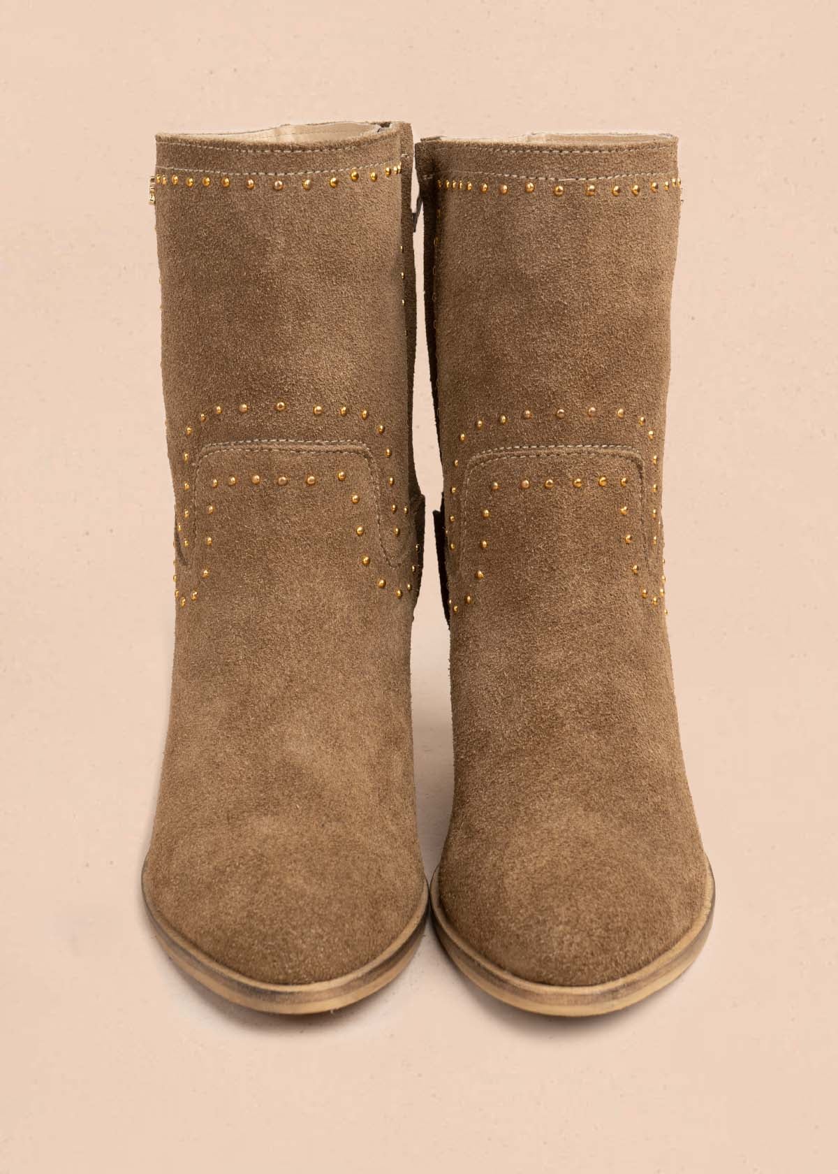 Botas en cuero color arena con taches 105710