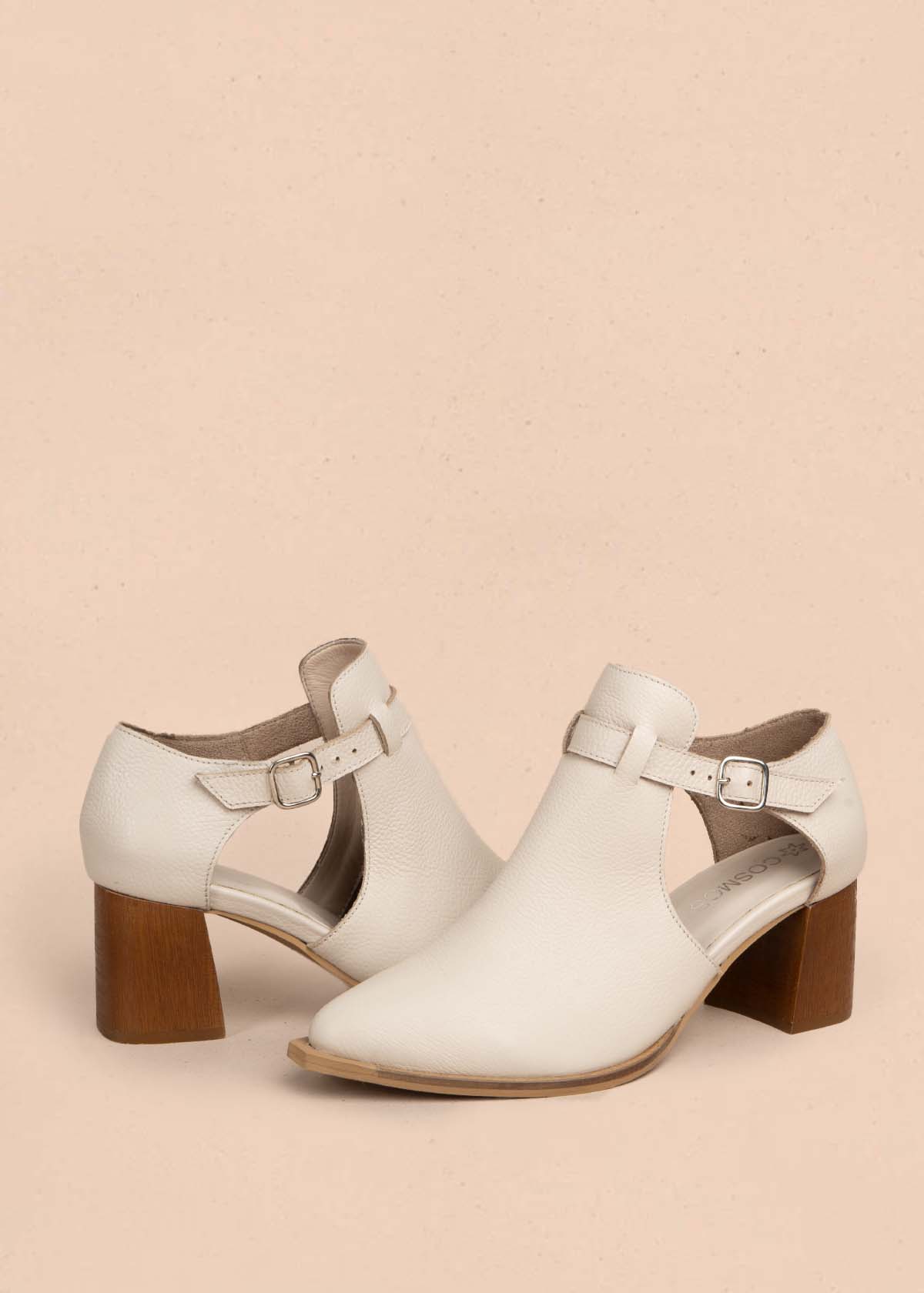 Botines en cuero color beige con correa 105711