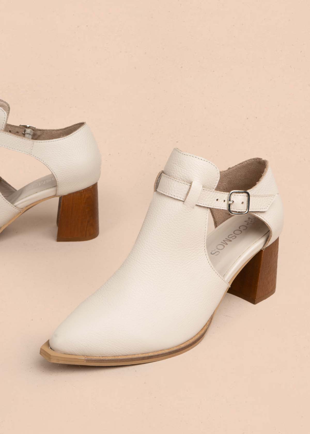 Botines en cuero color beige con correa 105711
