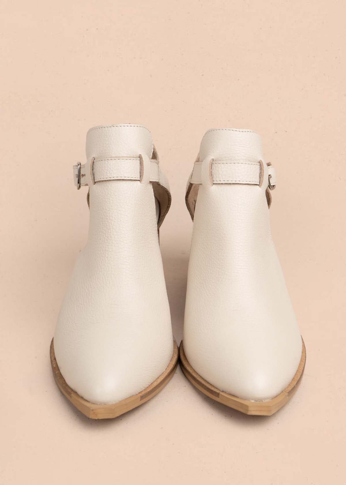 Botines en cuero color beige con correa 105711