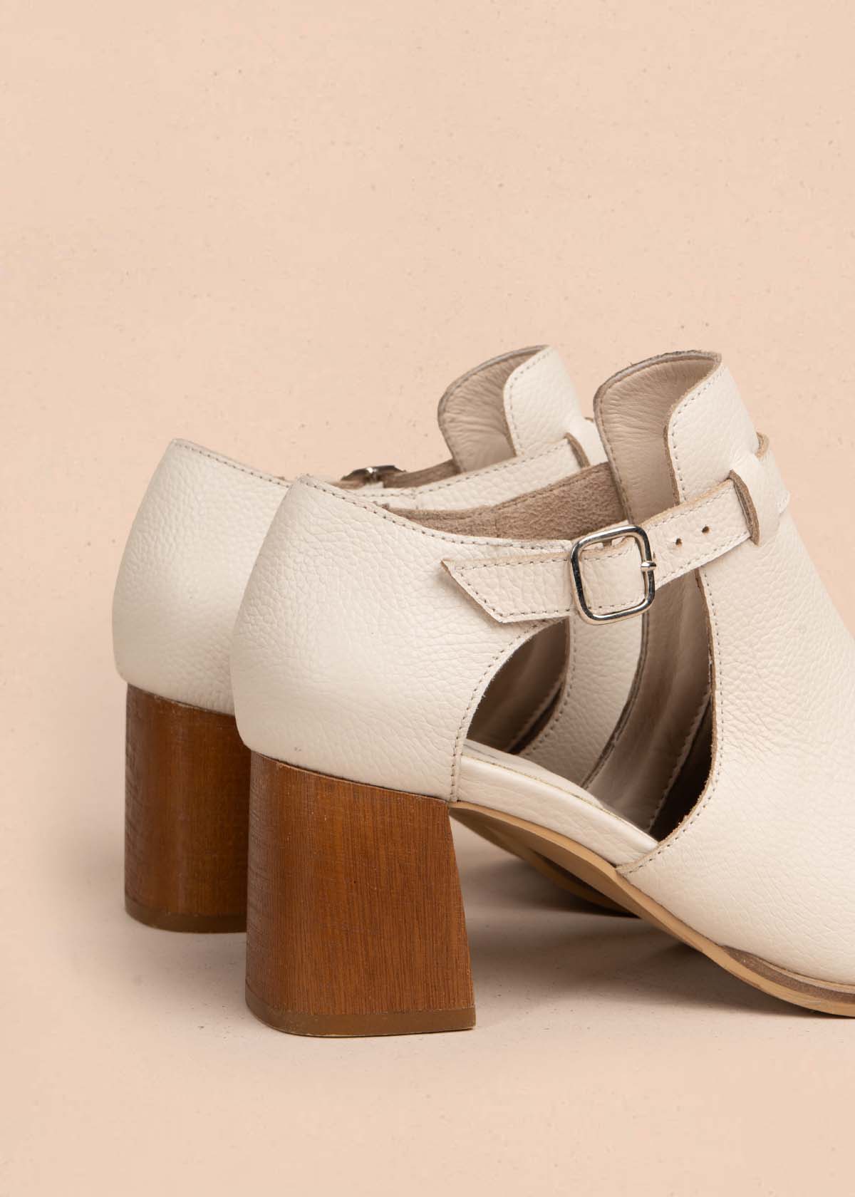 Botines en cuero color beige con correa 105711