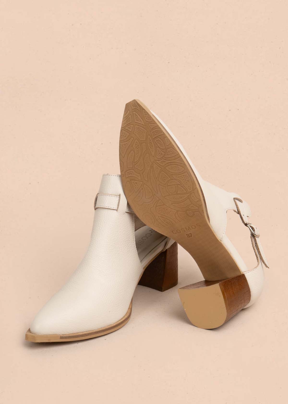 Botines en cuero color beige con correa 105711