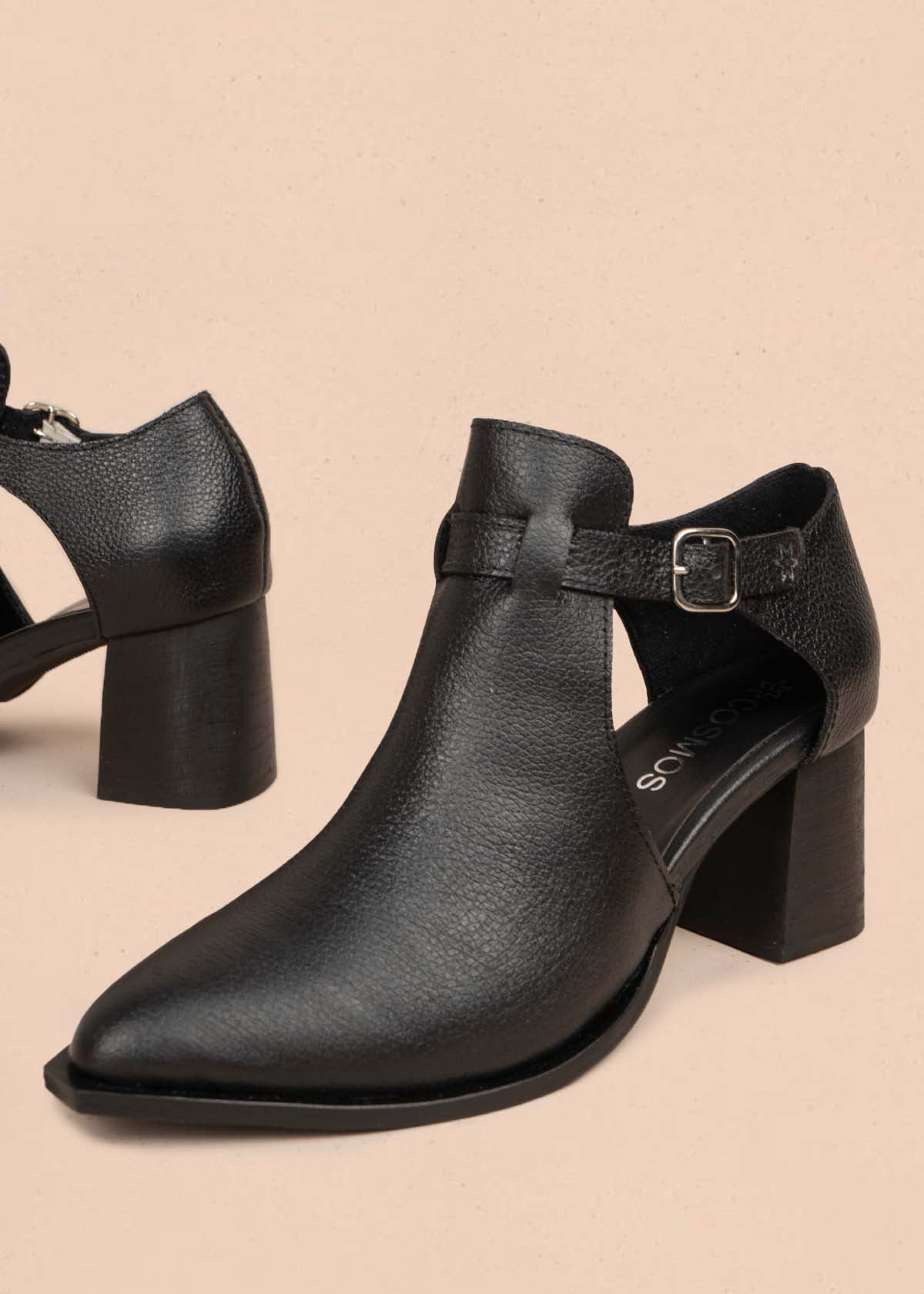 Botines en cuero color negro con correa 105711