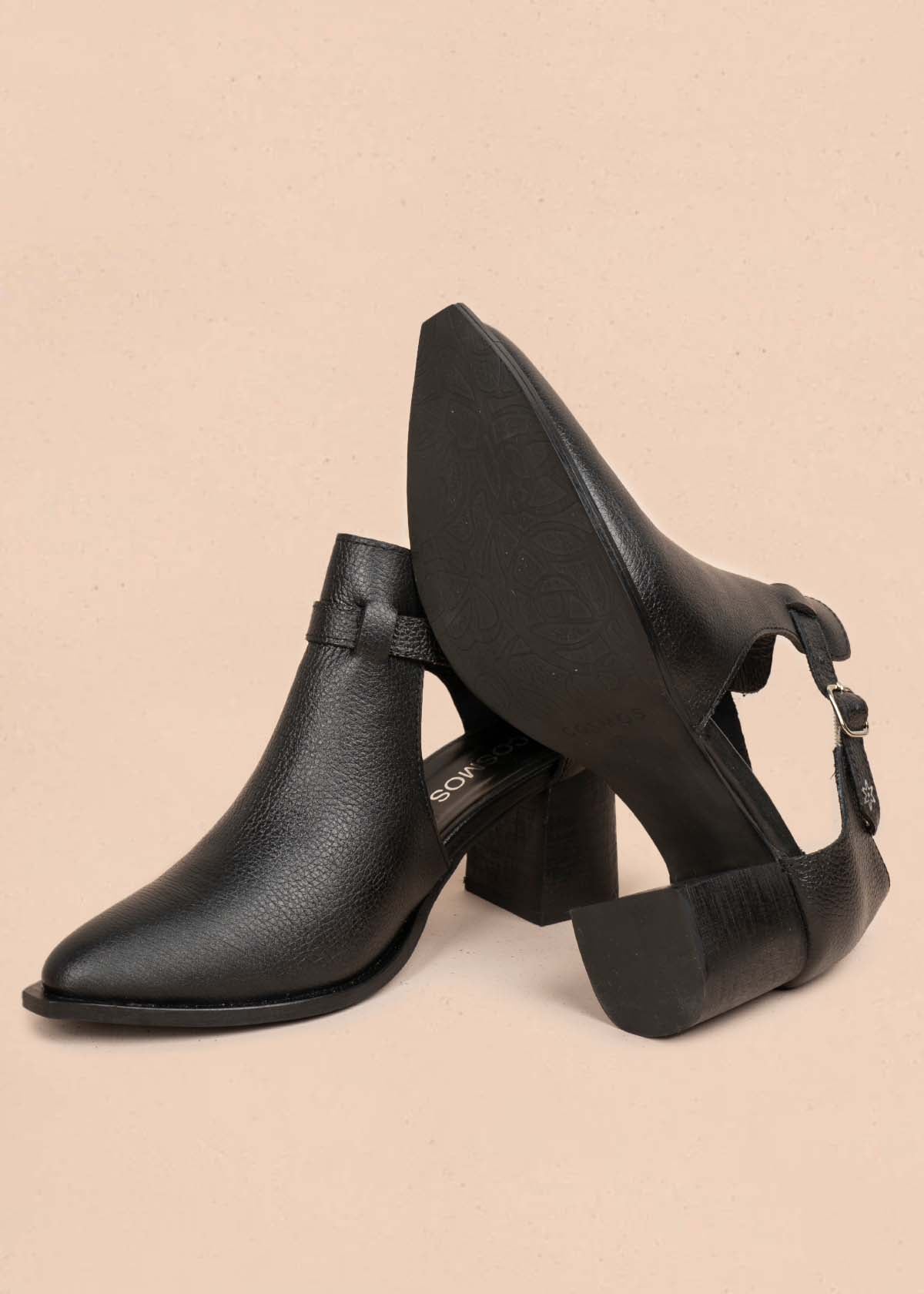 Botines en cuero color negro con correa 105711