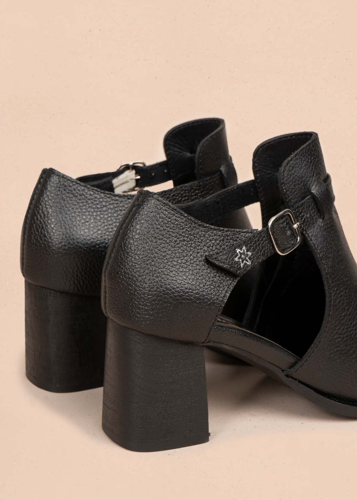 Botines en cuero color negro con correa 105711