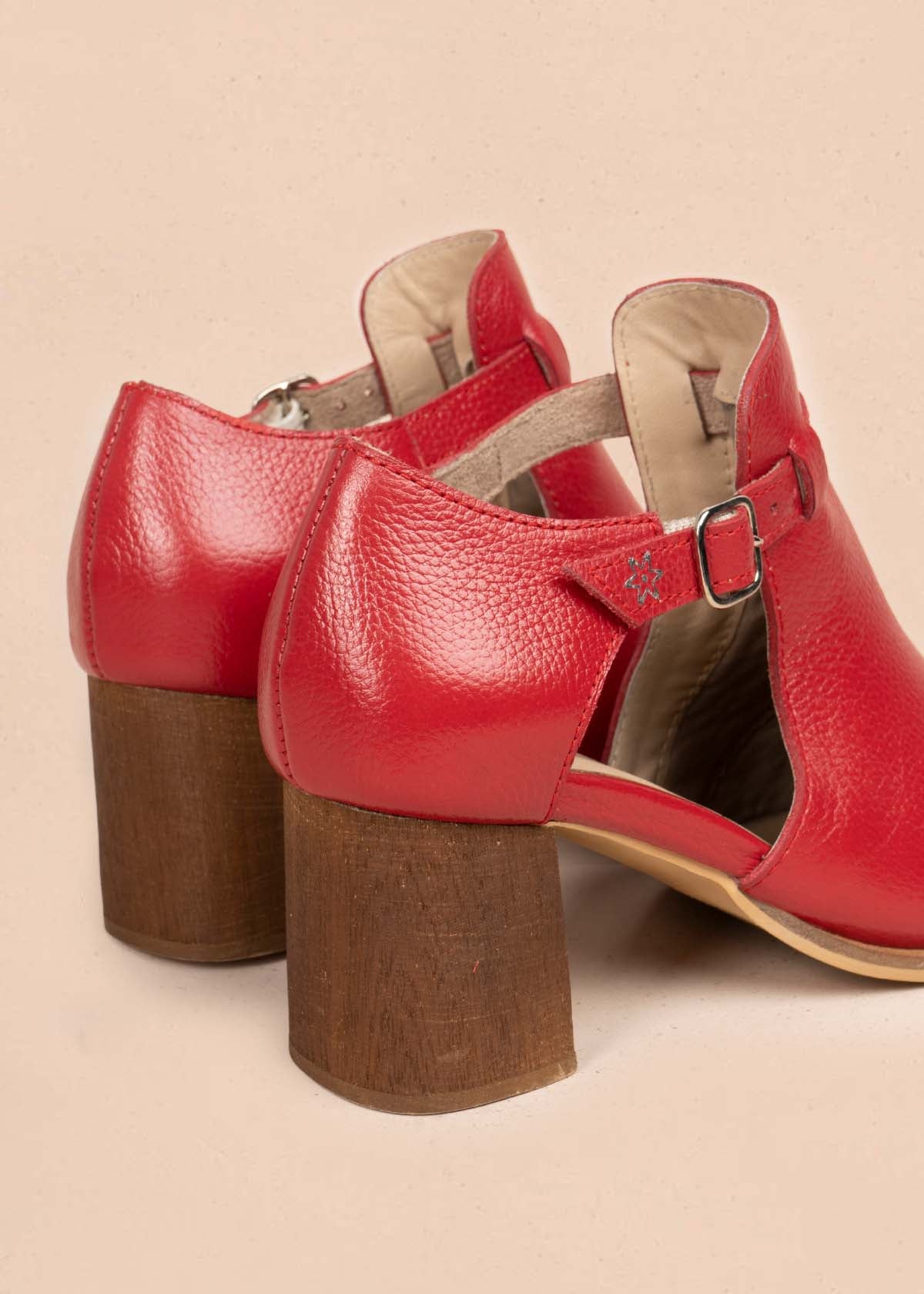 Botines en cuero color rojo con correa 105711