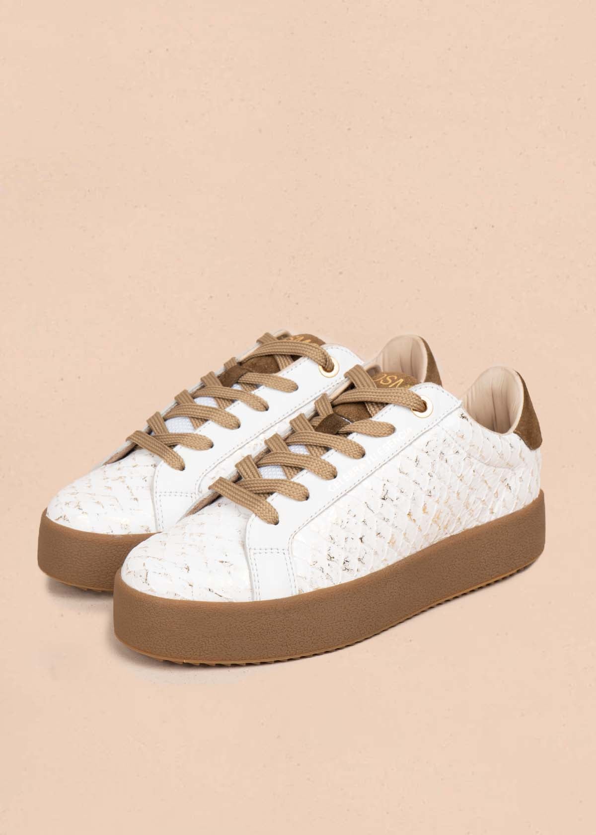 Tenis casuales en cuero color blanco con folia 105717
