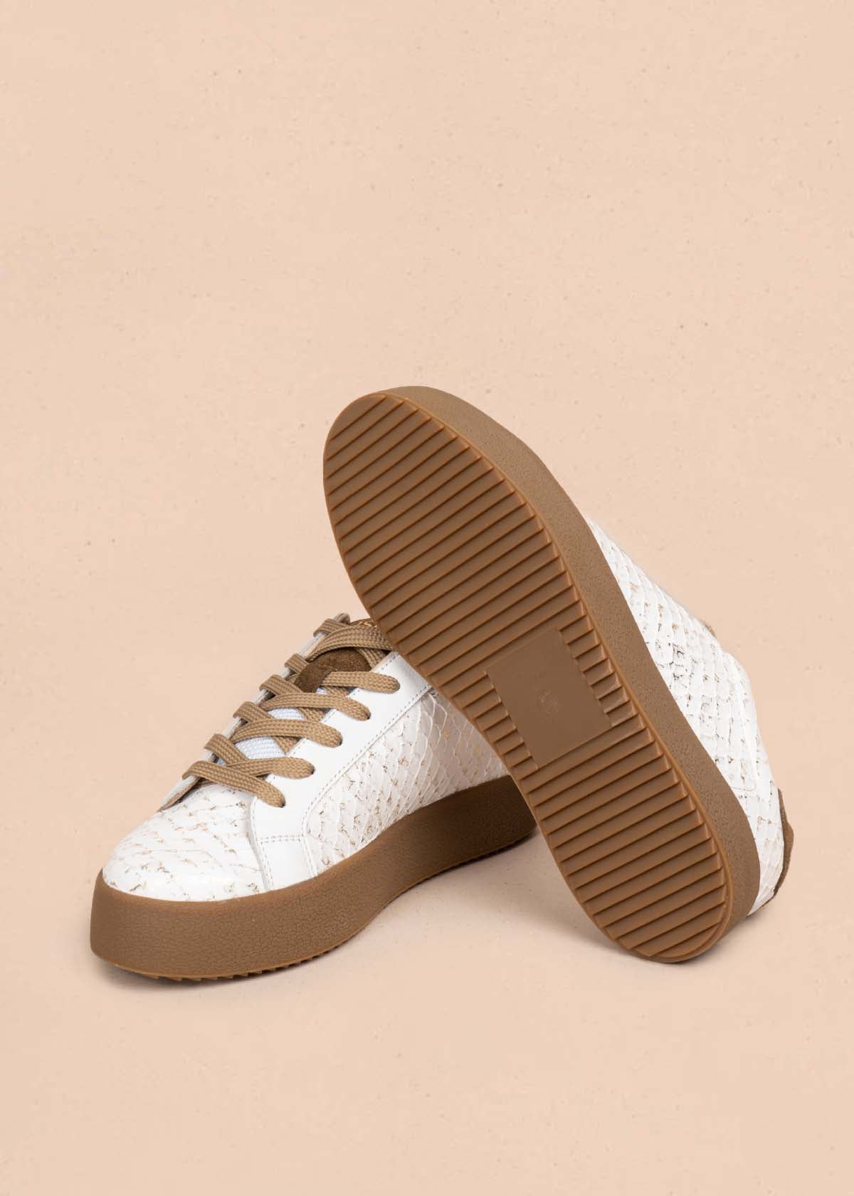 Tenis casuales en cuero color blanco con folia 105717