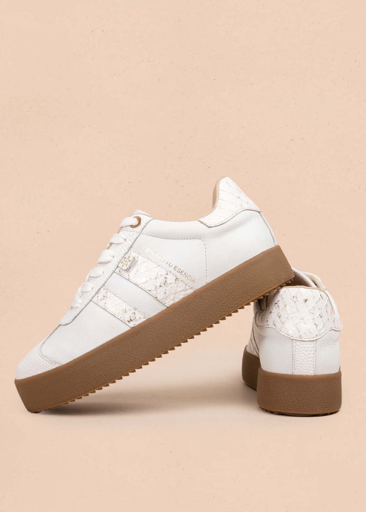 Tenis casuales en cuero color blanco con folia 105718