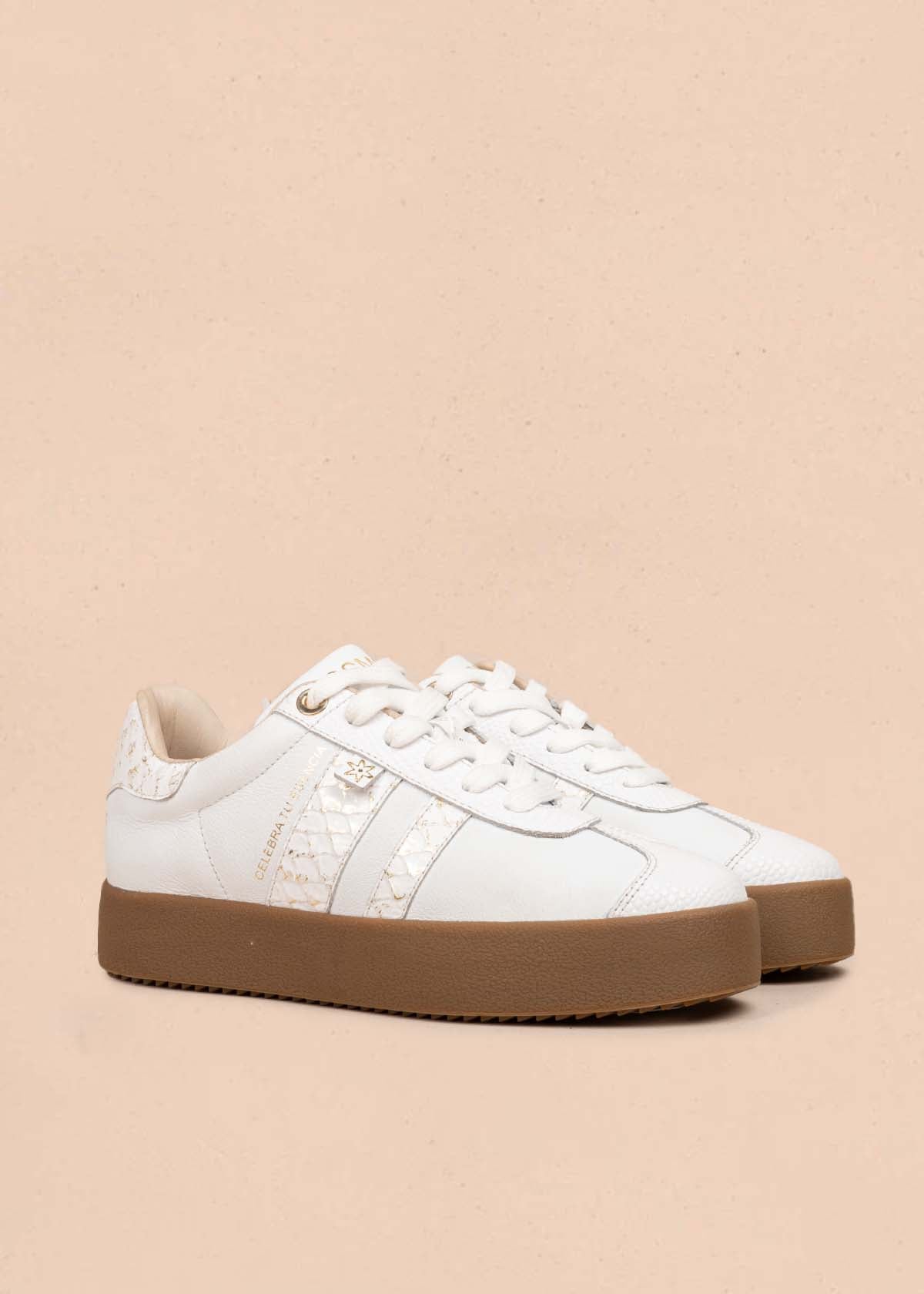 Tenis casuales en cuero color blanco con folia 105718