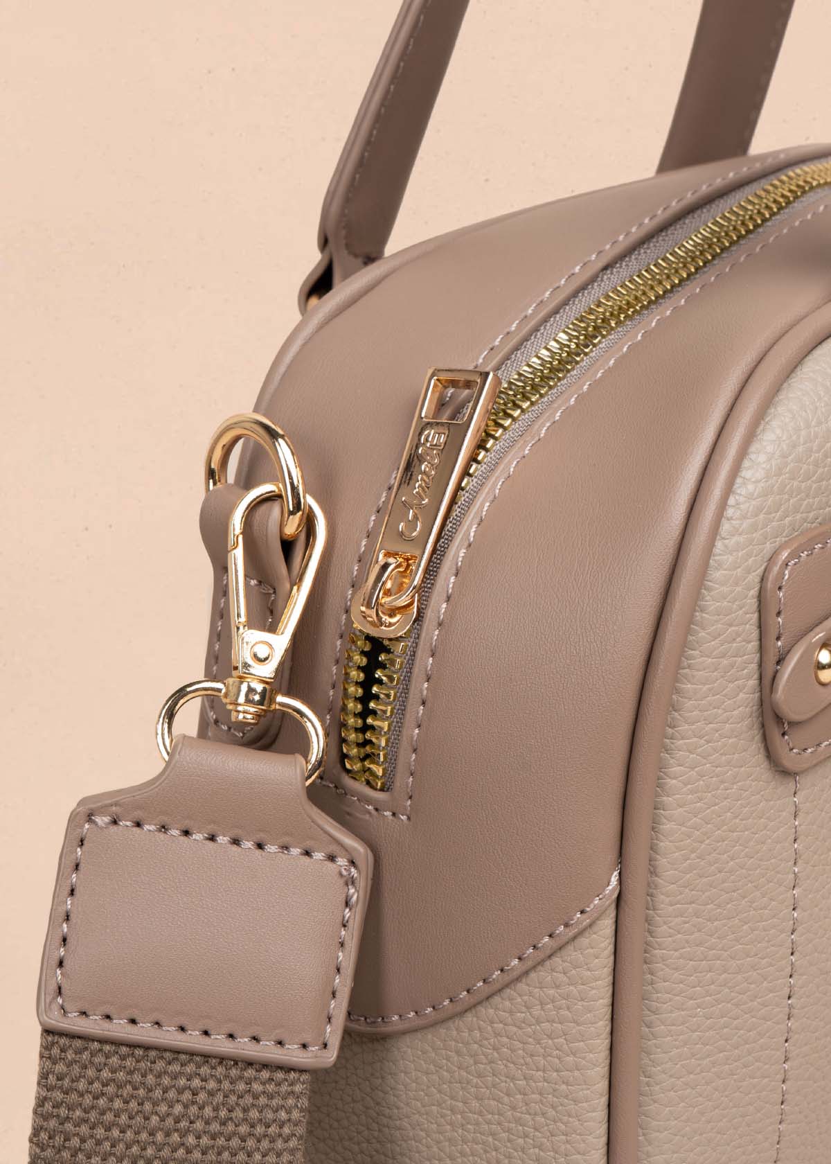 Bolso manos libres color taupe con cadena en cierre 105771