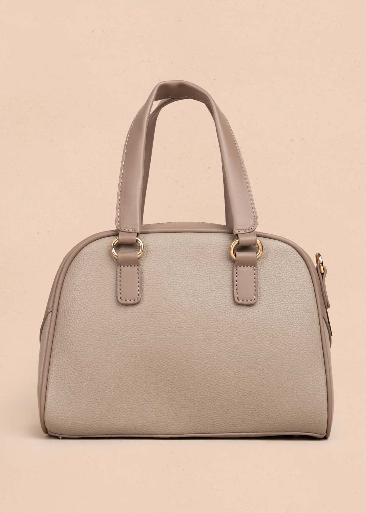 Bolso manos libres color taupe con cadena en cierre 105771