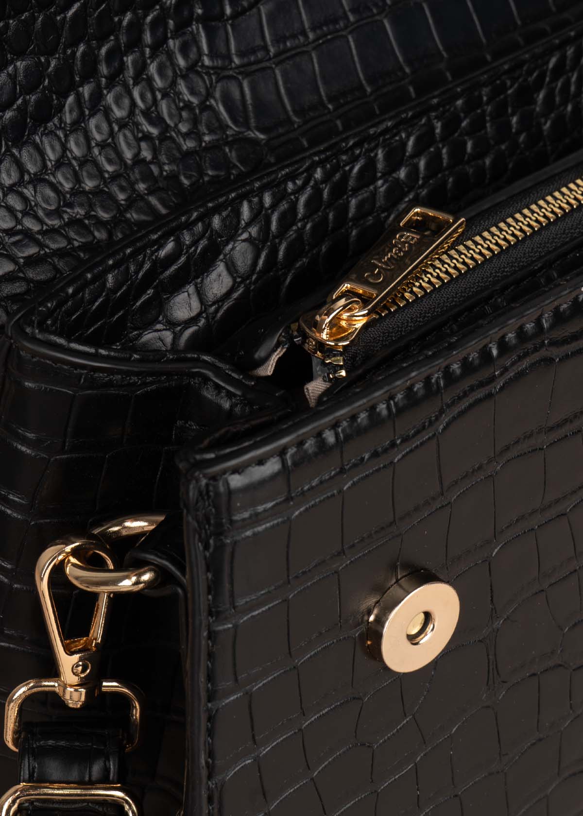 Bolso manos libres color negro con textura croco 105772