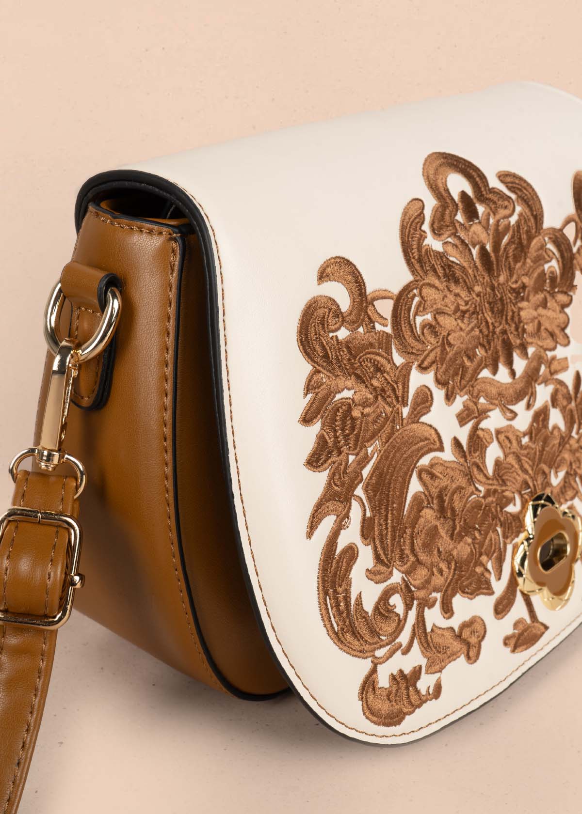 Bolso manos libres color café con bordado 105778