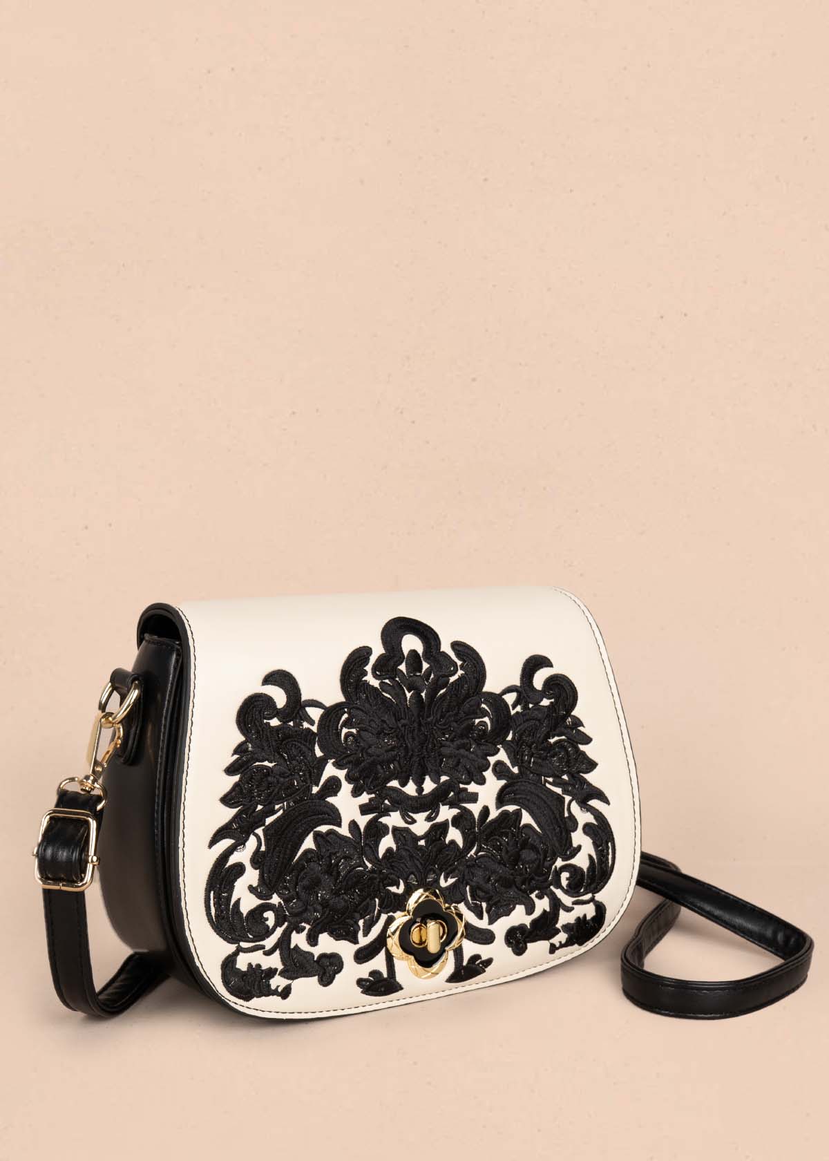 Bolso manos libres color negro con bordado 105778