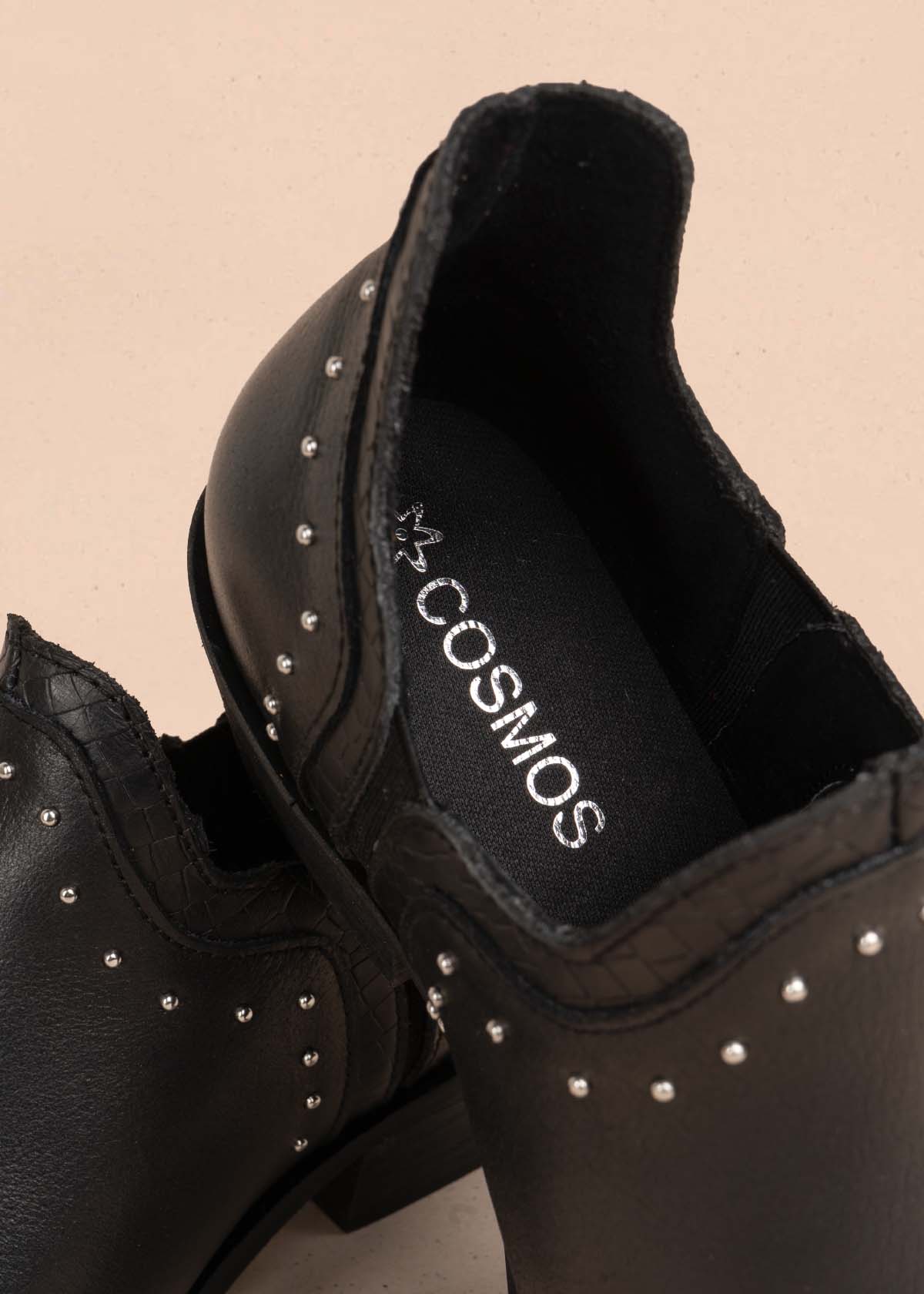 Botines en cuero color negro con taches 105872
