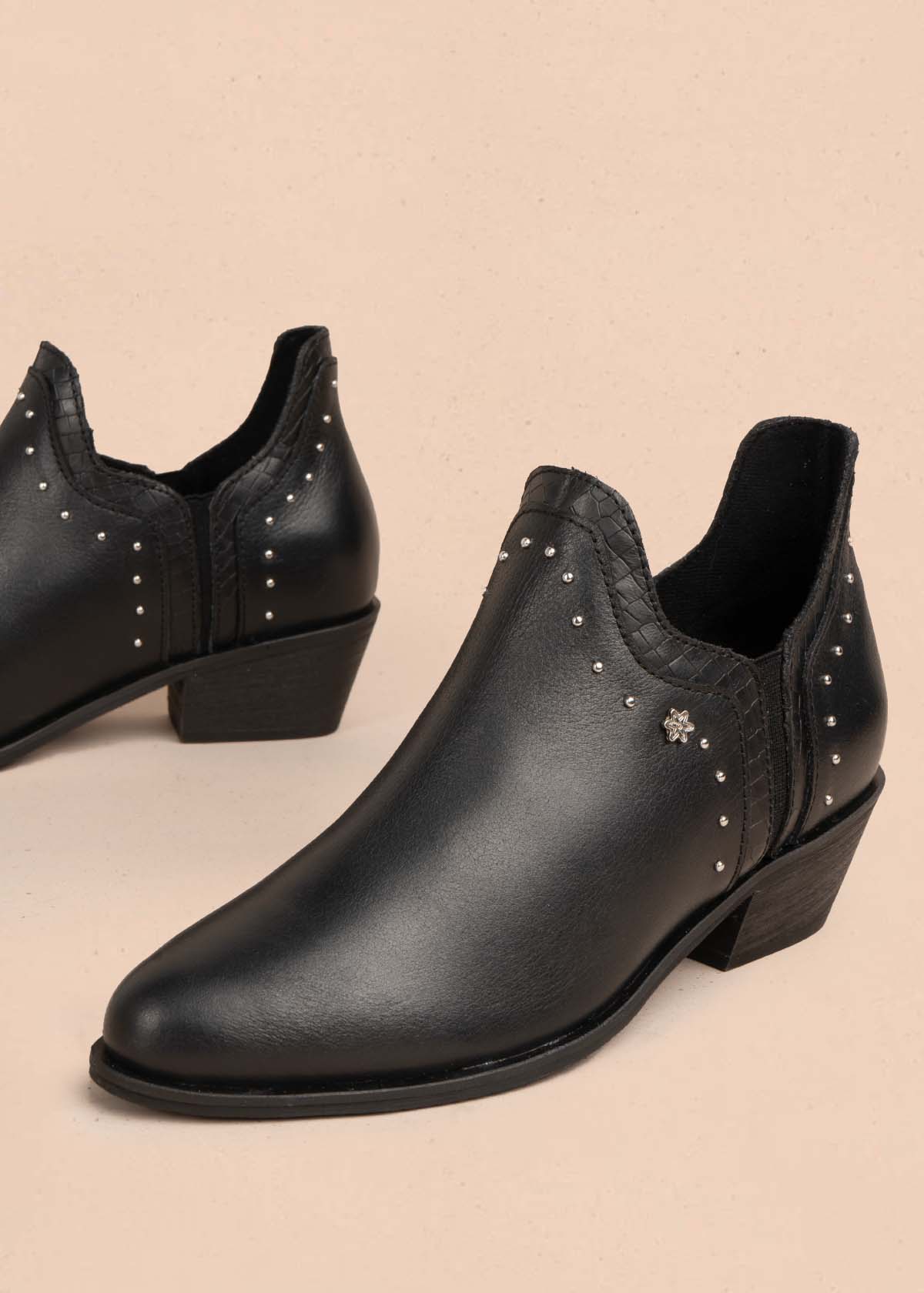 Botines en cuero color negro con taches 105872