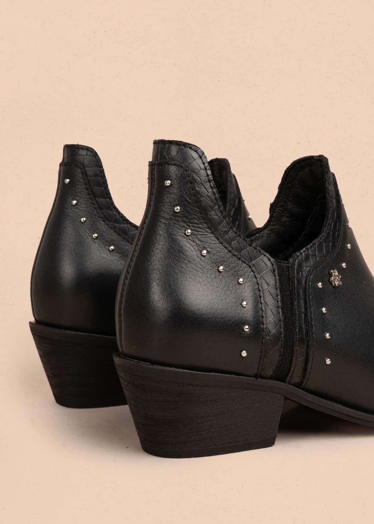 Botines en cuero color negro con taches 105872