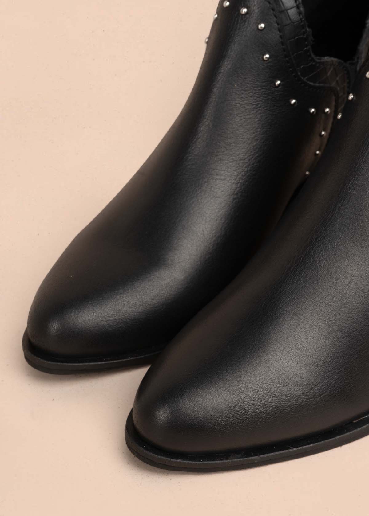 Botines en cuero color negro con taches 105872