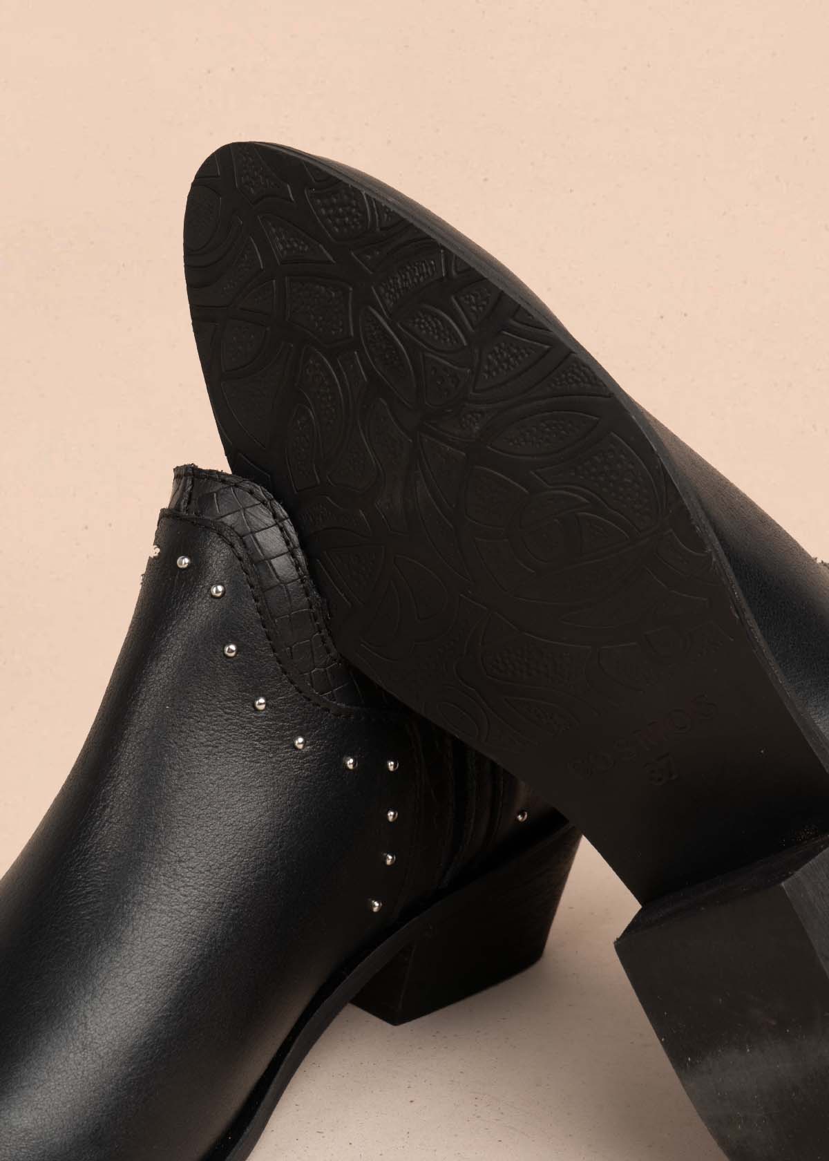 Botines en cuero color negro con taches 105872