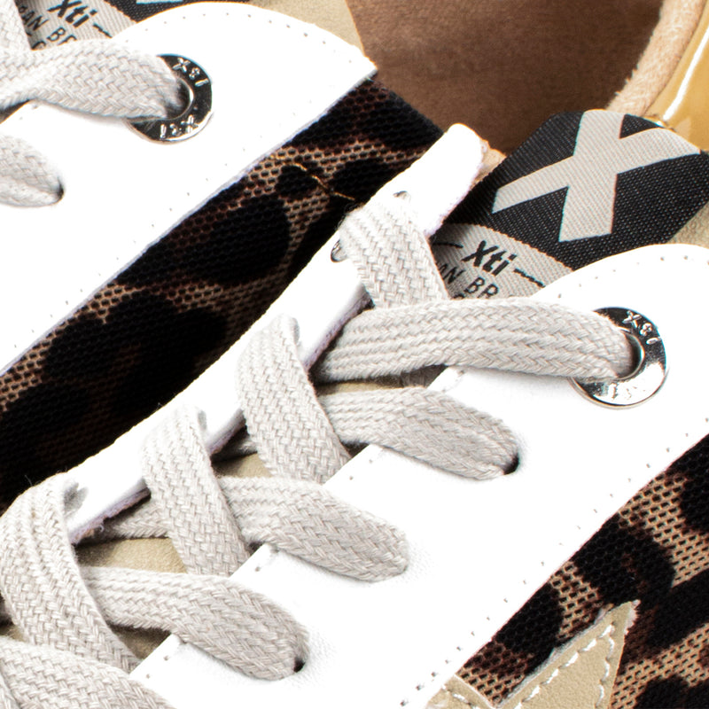 Tenis casuales color beige diseño animal print para dama