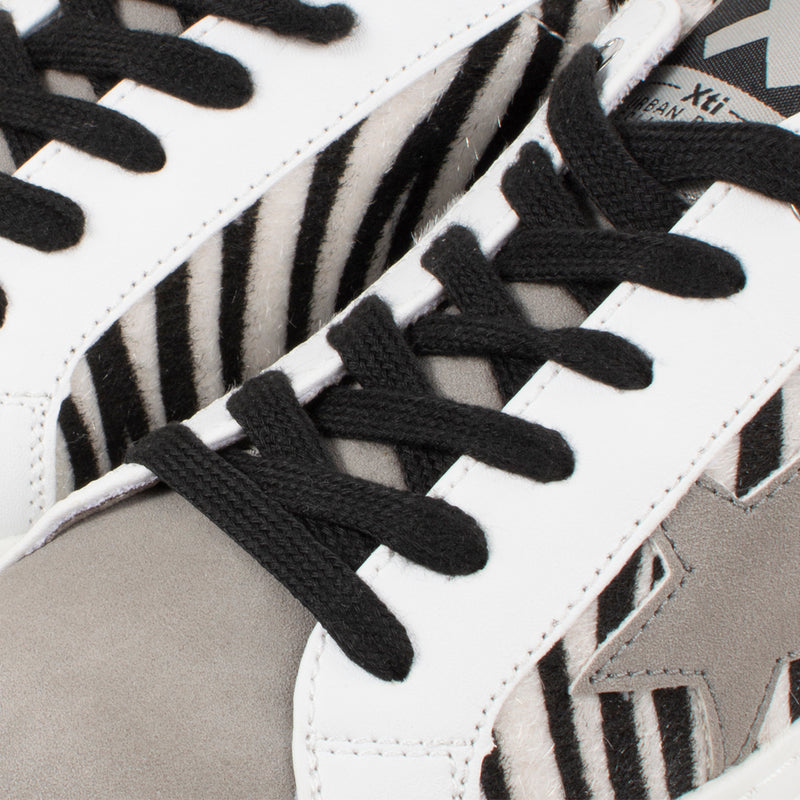 Tenis casuales color blanco diseño animal print para dama